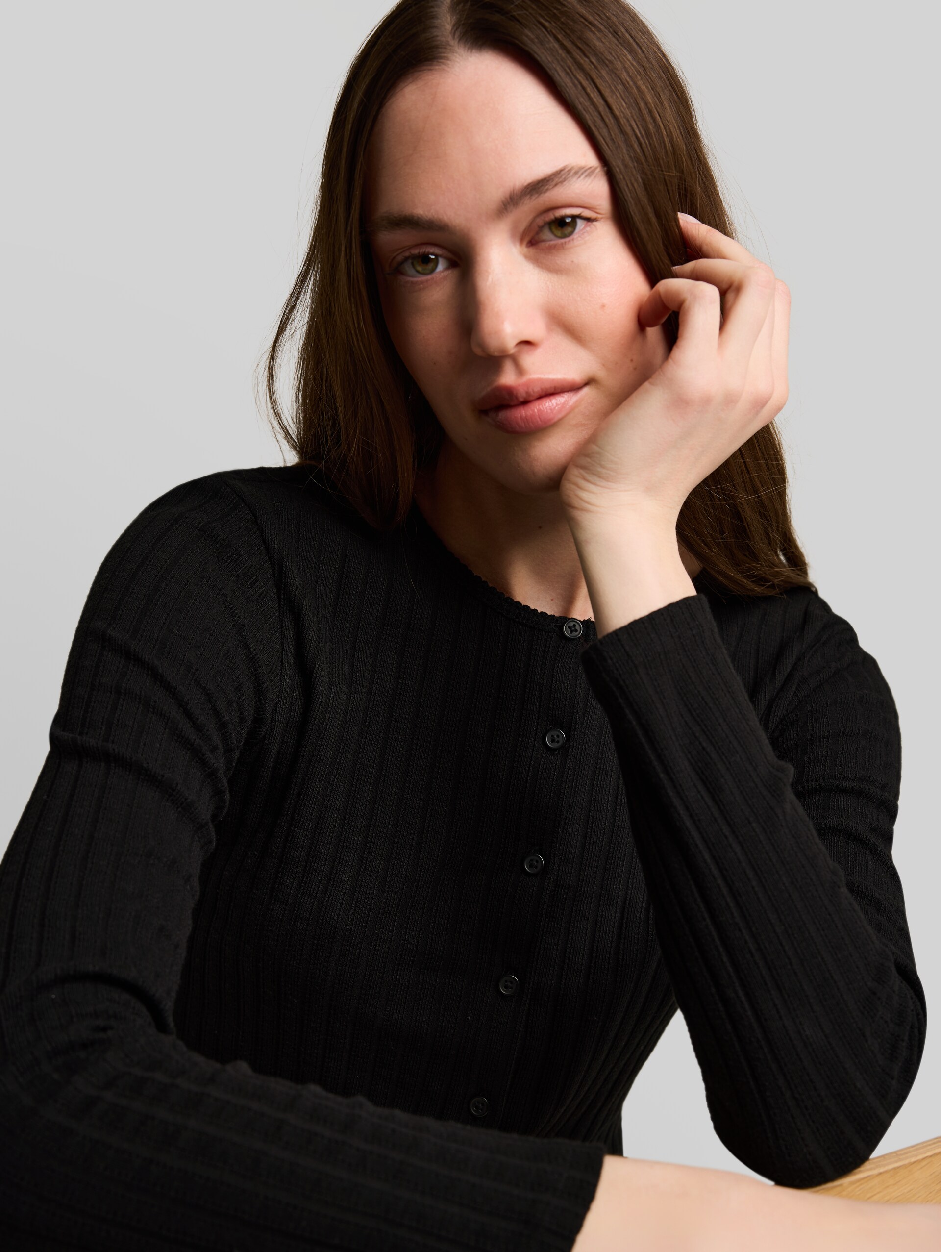 Pointelle-vest met knoopsluiting - deep black - Detailaanzicht model