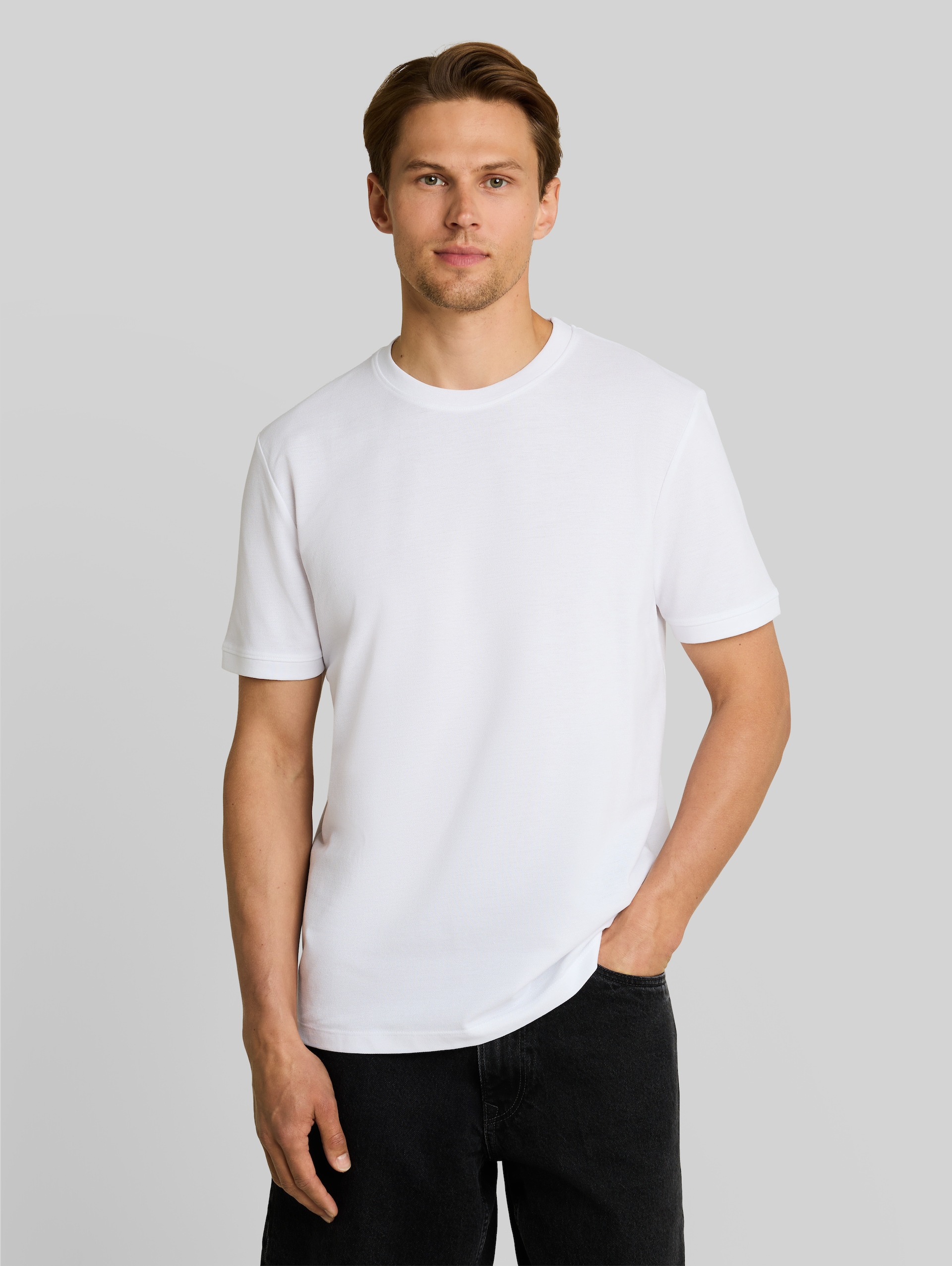 Basic piqué T-shirt - White - Nek model vooraanzicht