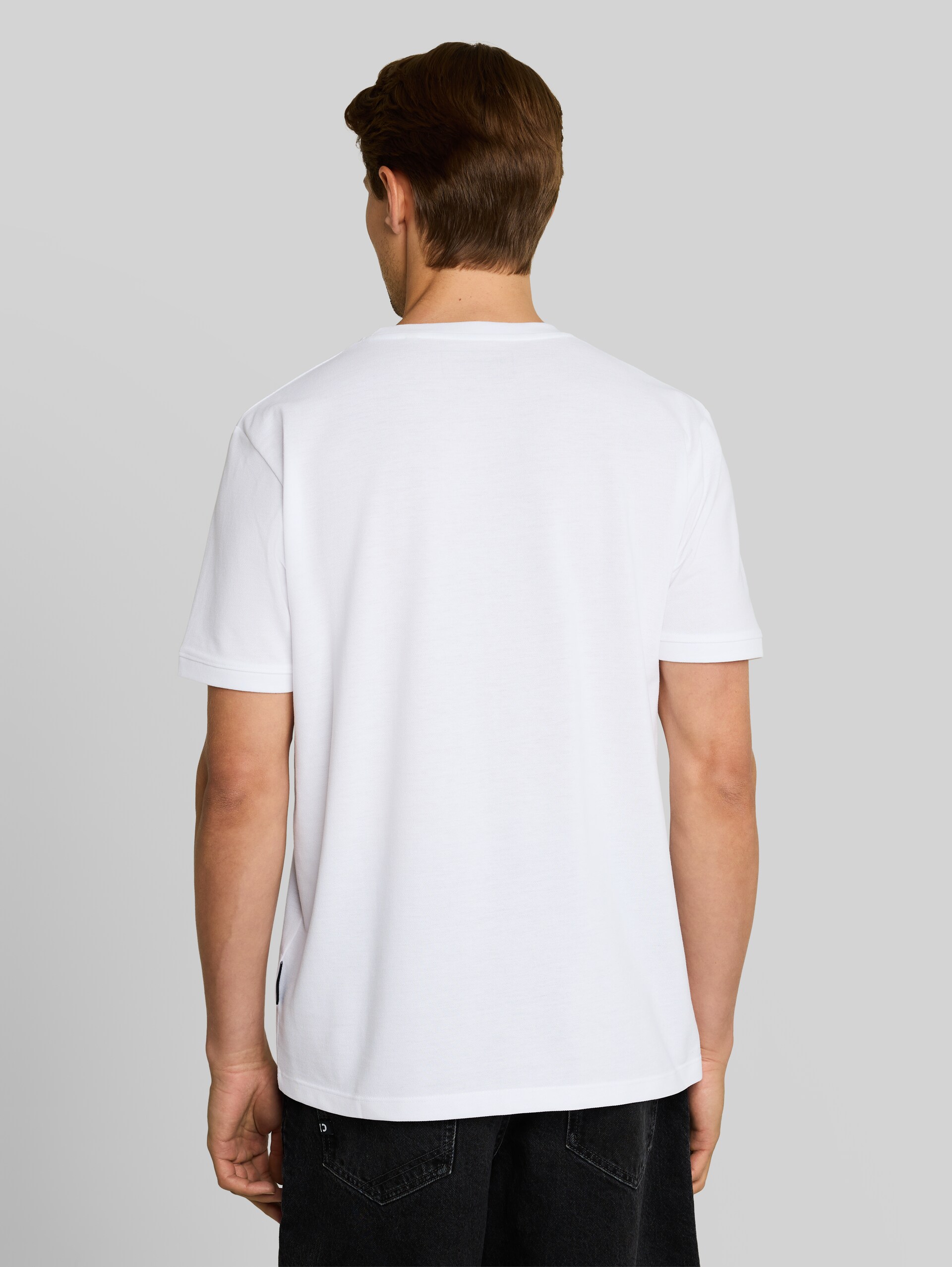 Basic piqué T-shirt - White - Neklijn model-achteraanzicht