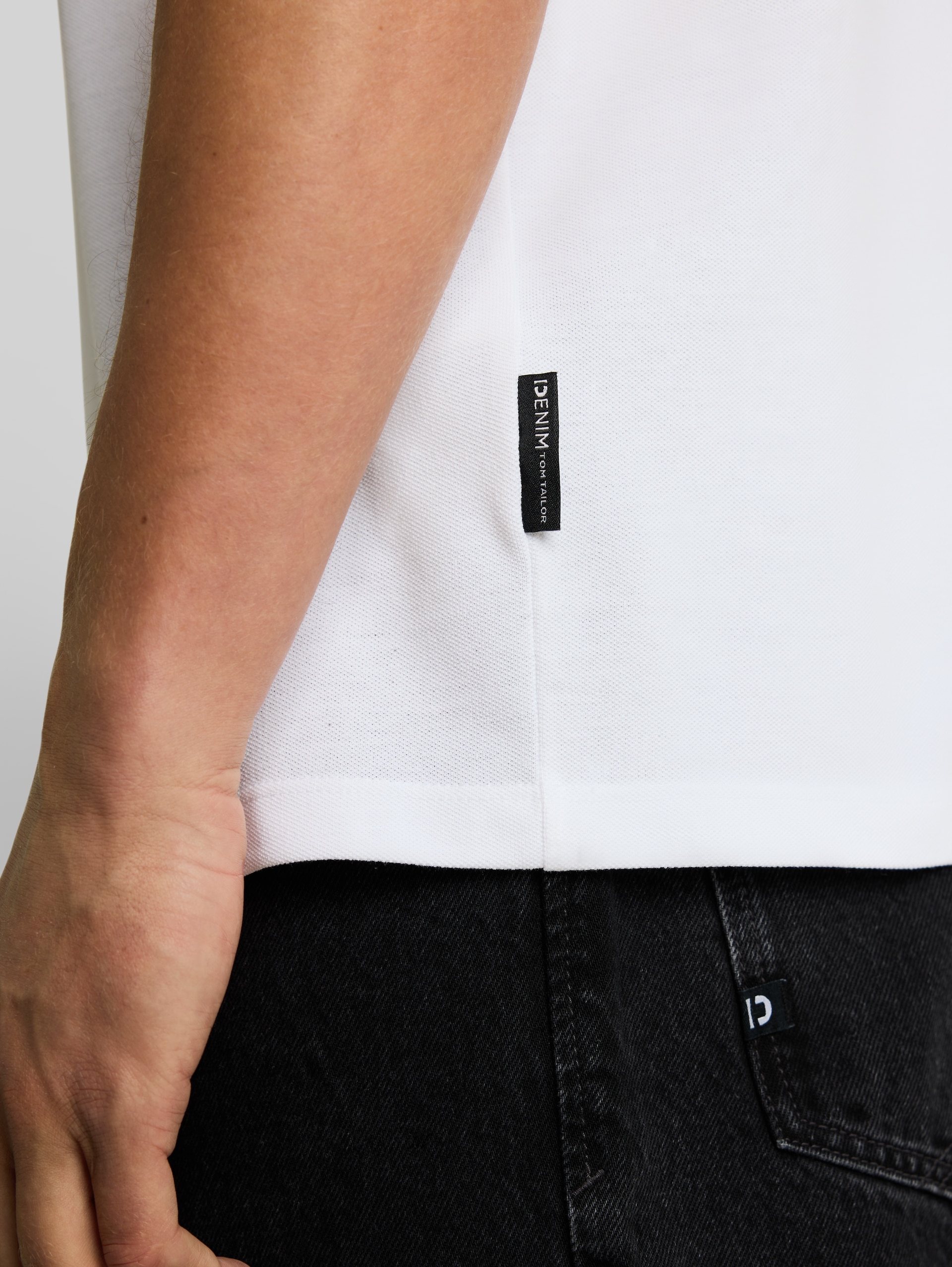 Basic piqué T-shirt - White - Detailaanzicht model