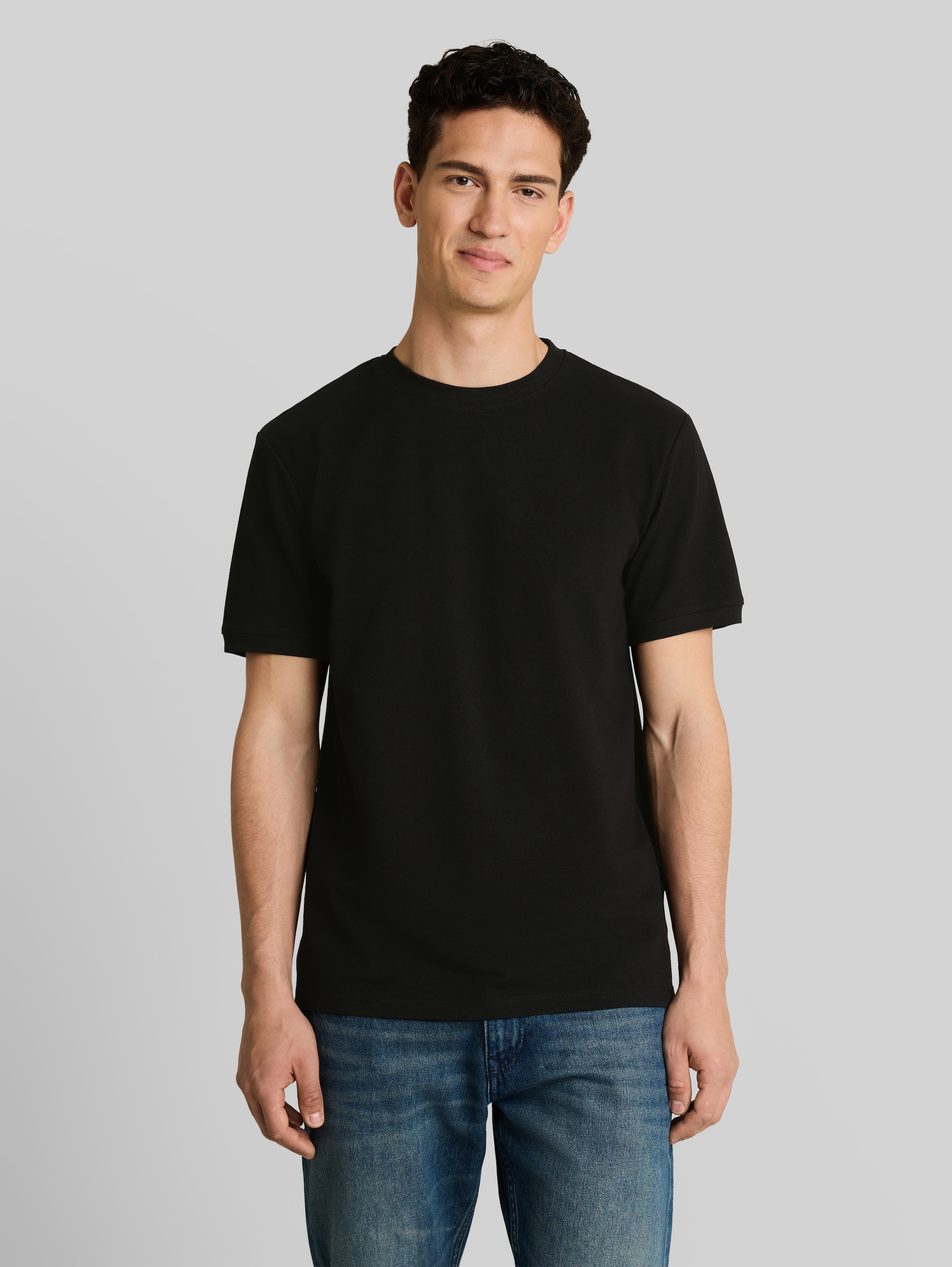 Basic piqué T-shirt - Black - Nek model vooraanzicht