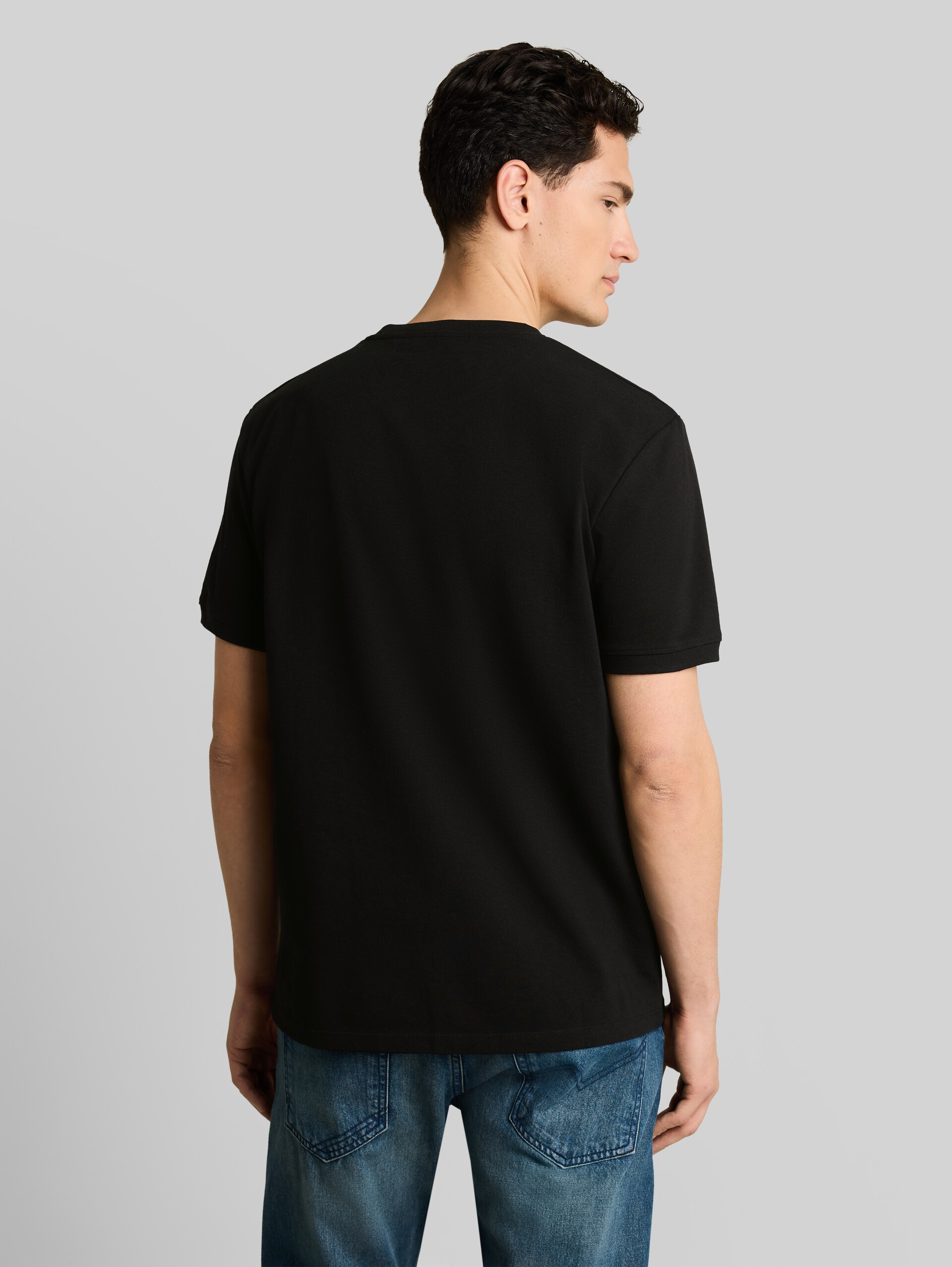 Basic piqué T-shirt - Black - Neklijn model-achteraanzicht
