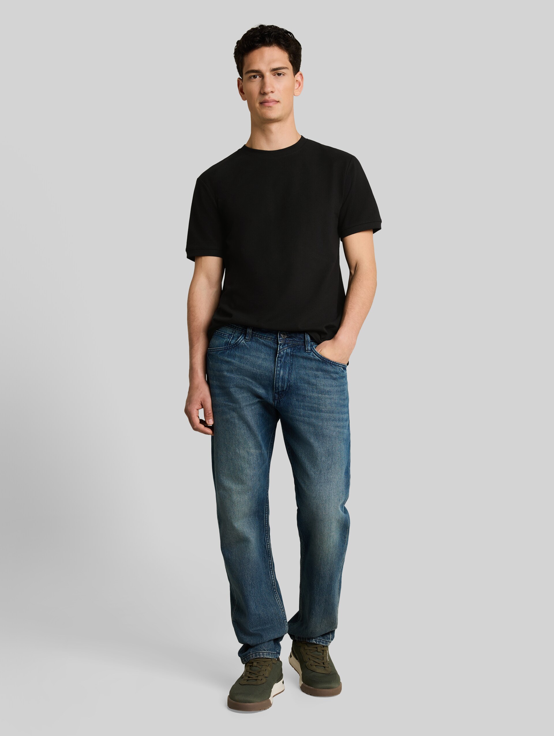 Basic piqué T-shirt - Black - Model vooraanzicht