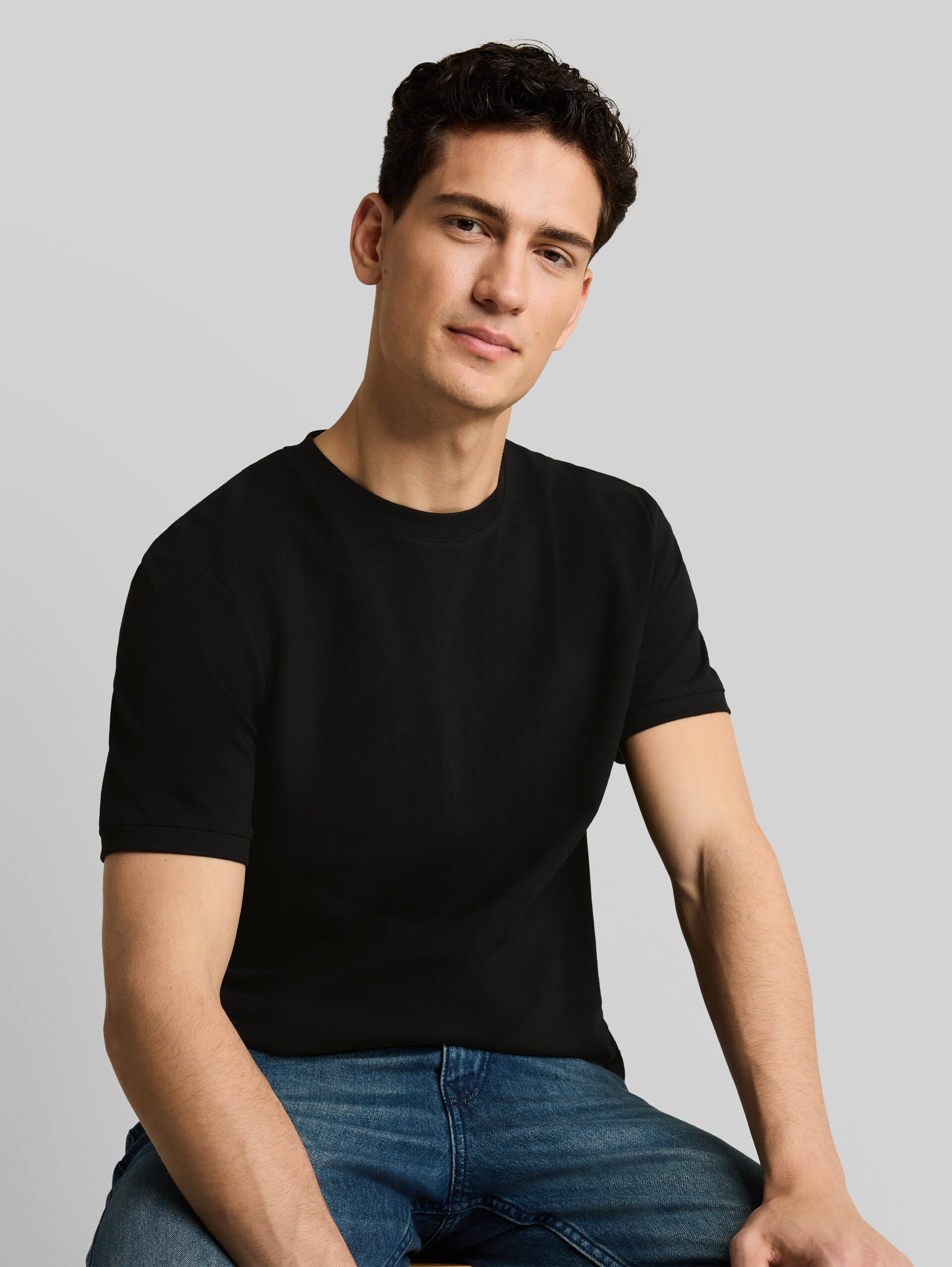 Basic piqué T-shirt - Black - Detailaanzicht model