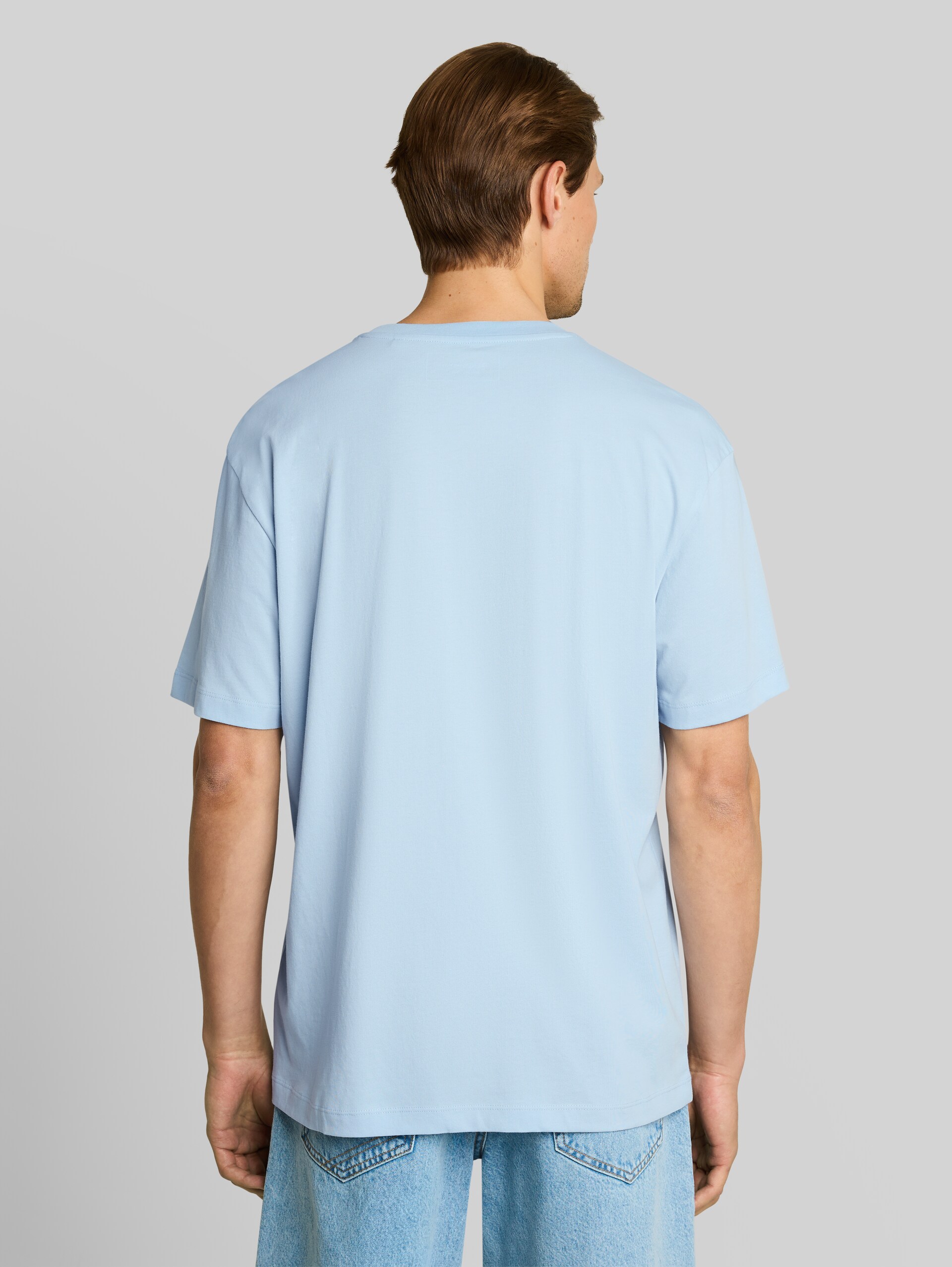 Relaxed Fit T-Shirt mit Print - Light Metal Blue - Auschnitt Model-Rückansicht