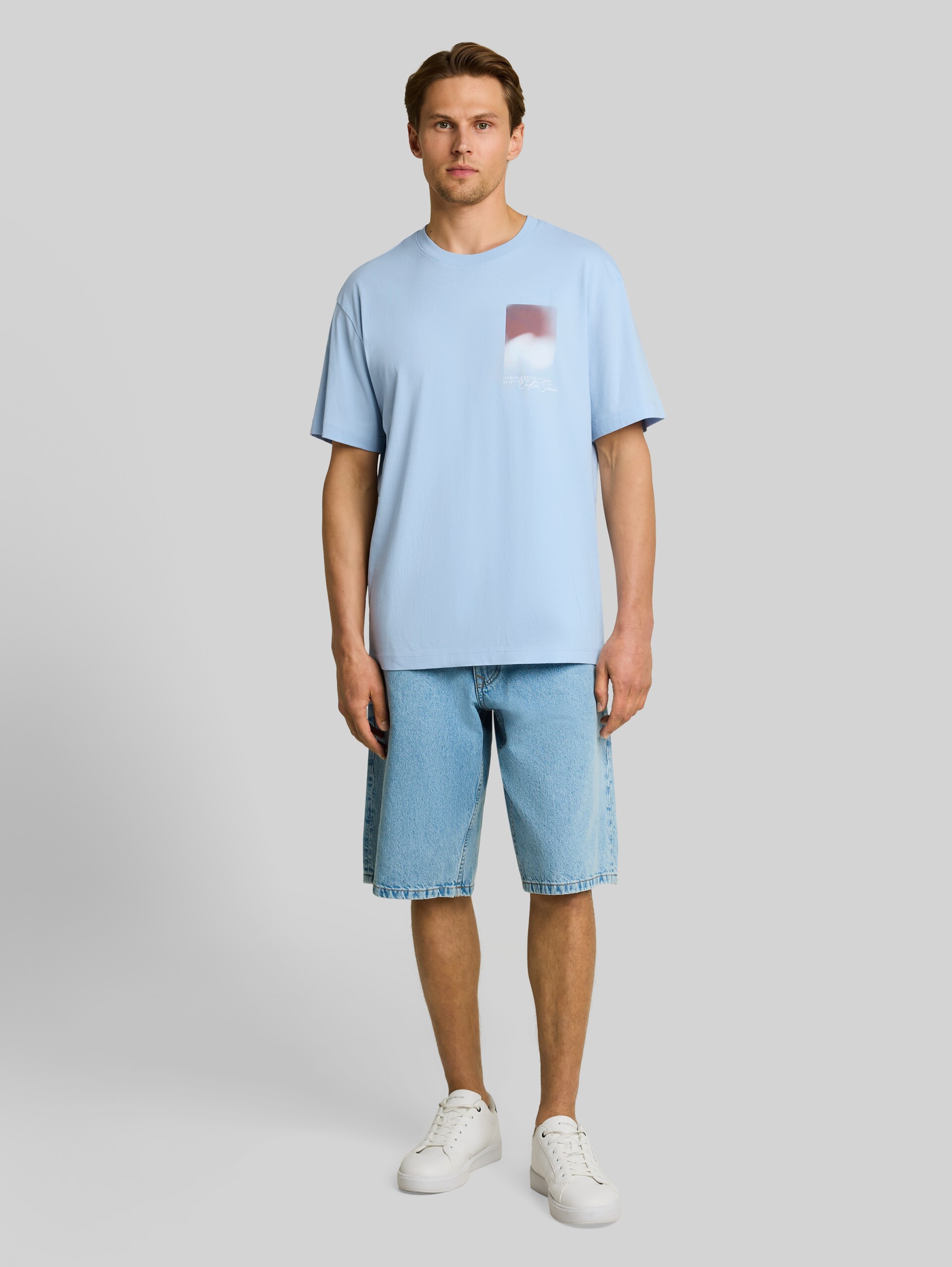 Relaxed Fit T-Shirt mit Print - Light Metal Blue - Model-Vorderansicht