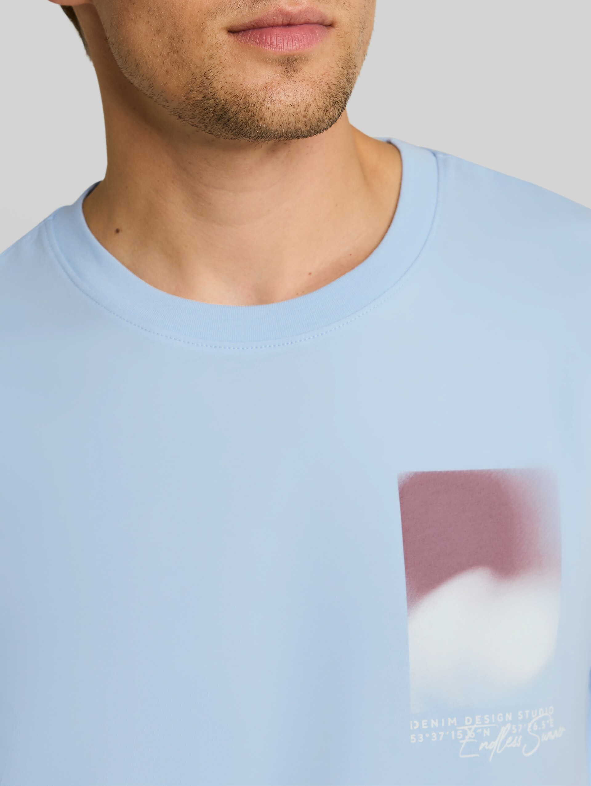 Relaxed Fit T-Shirt mit Print - Light Metal Blue - Detail-Model-Ansicht