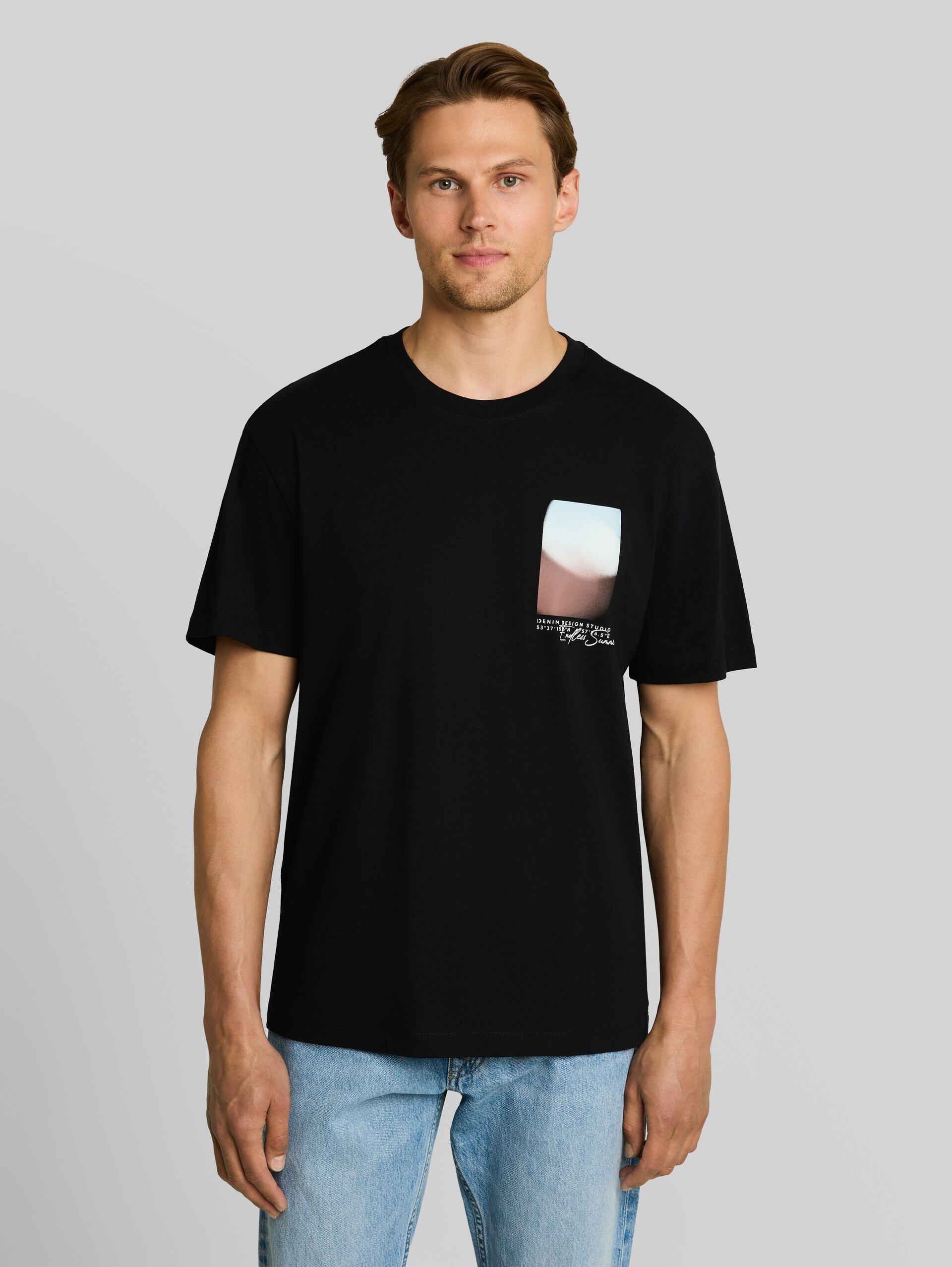 Relaxed Fit T-Shirt mit Print - Black - Ausschnitt Model-Vorderansicht