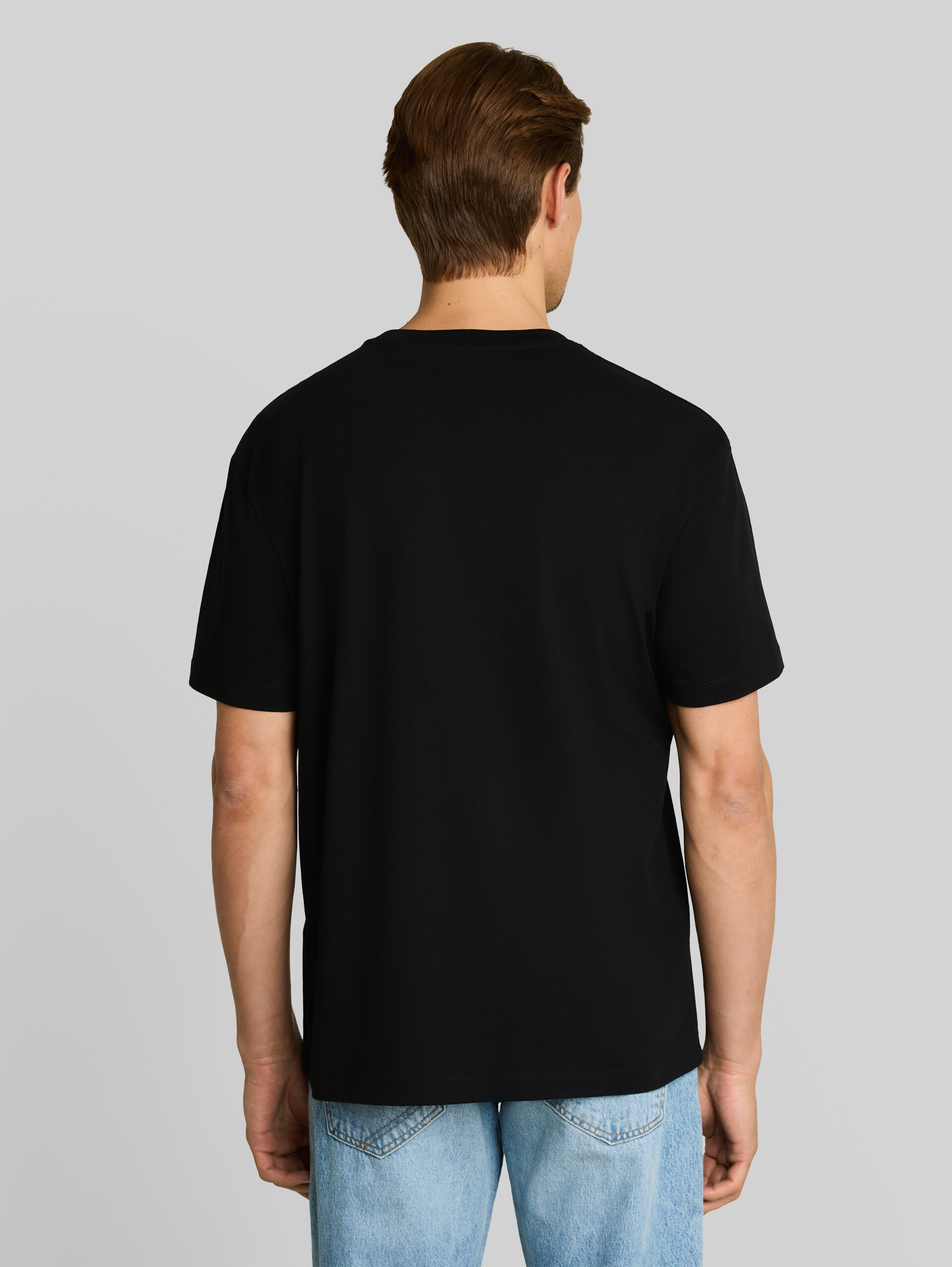 Relaxed Fit T-Shirt mit Print - Black - Auschnitt Model-Rückansicht