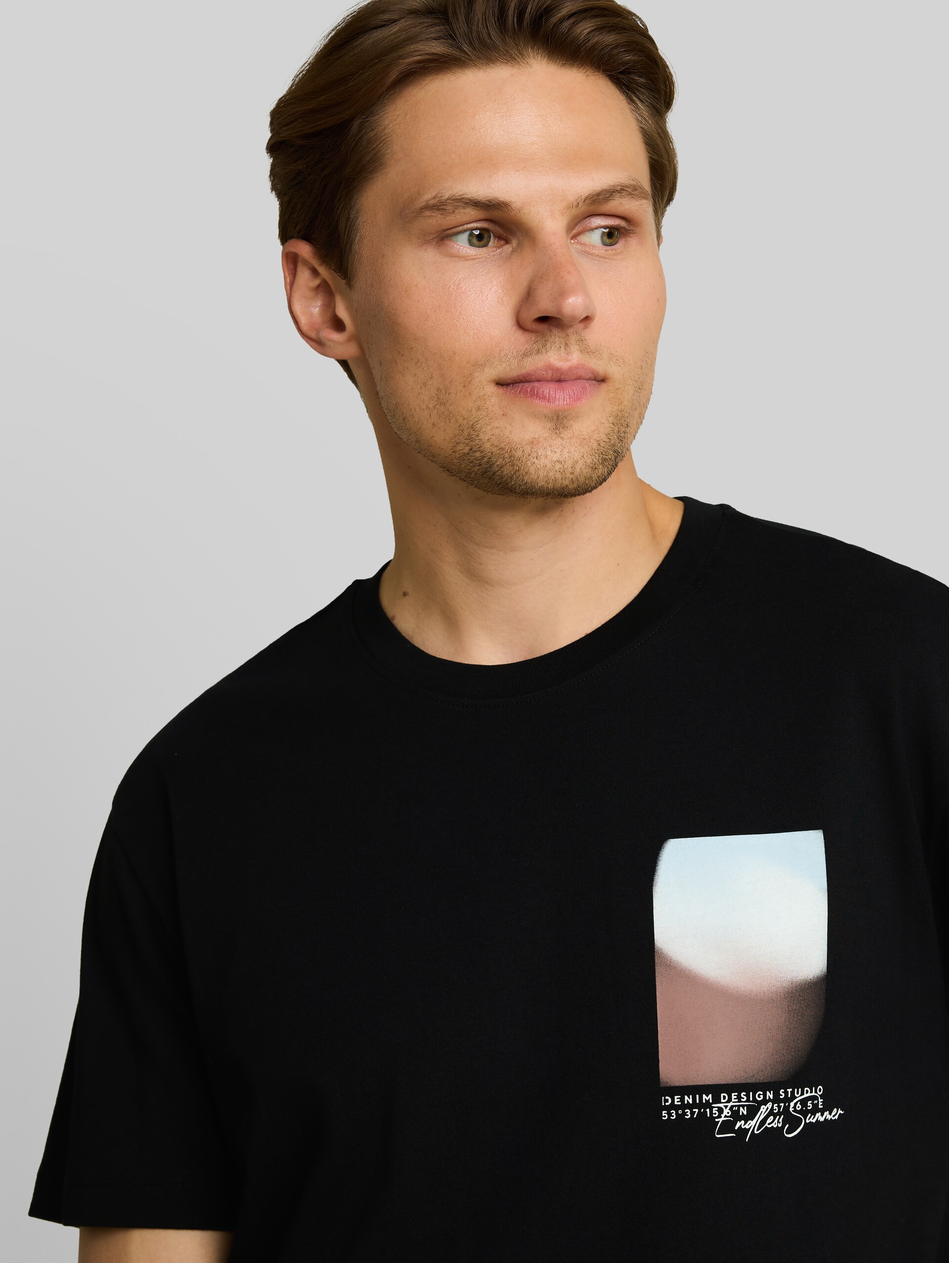 Relaxed Fit T-Shirt mit Print - Black - Detail-Model-Ansicht