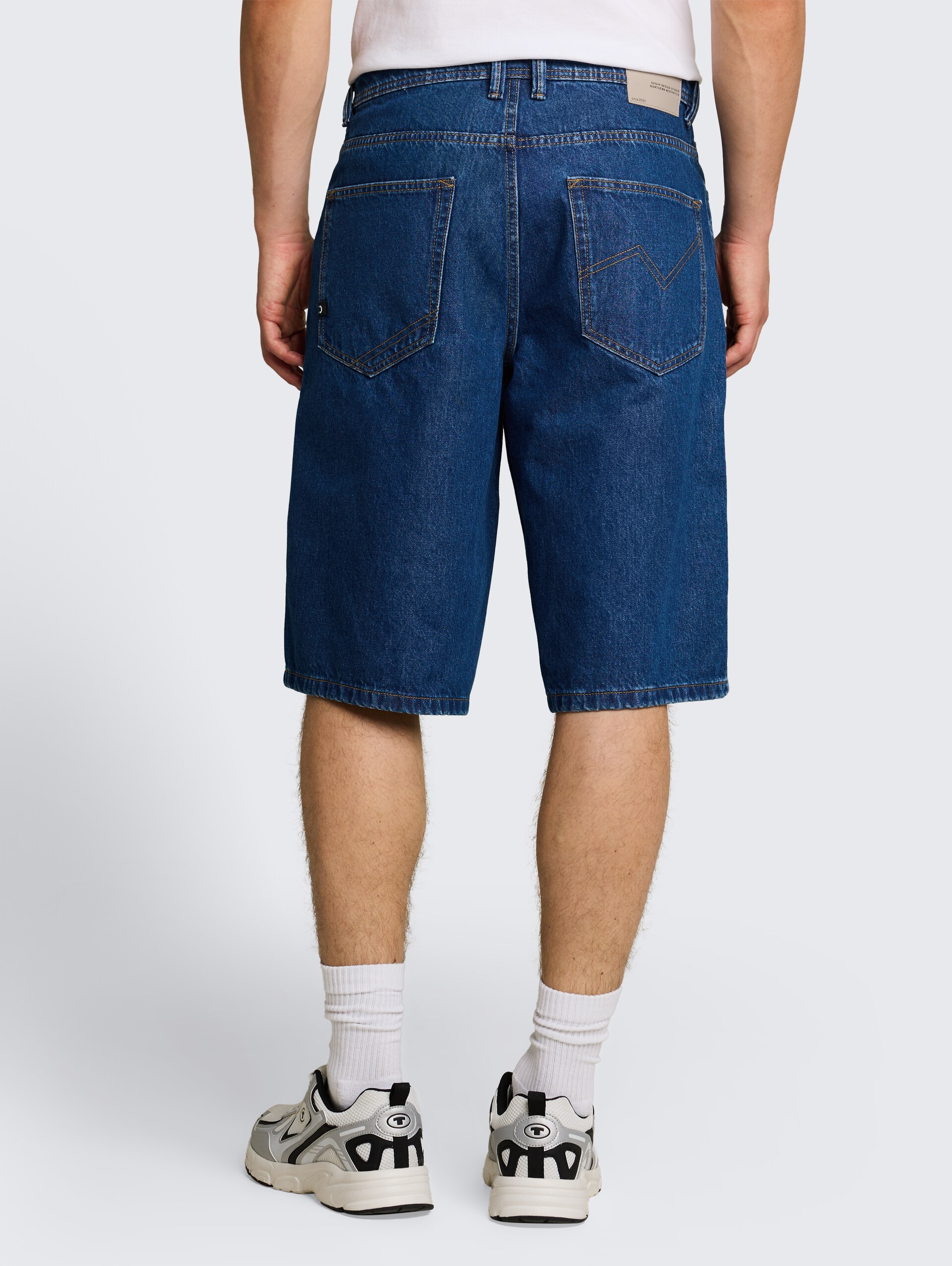 TTWAYLEN RELAXED denim shorts - Clean Dark Stone Blue Denim - Neckline model-back view
