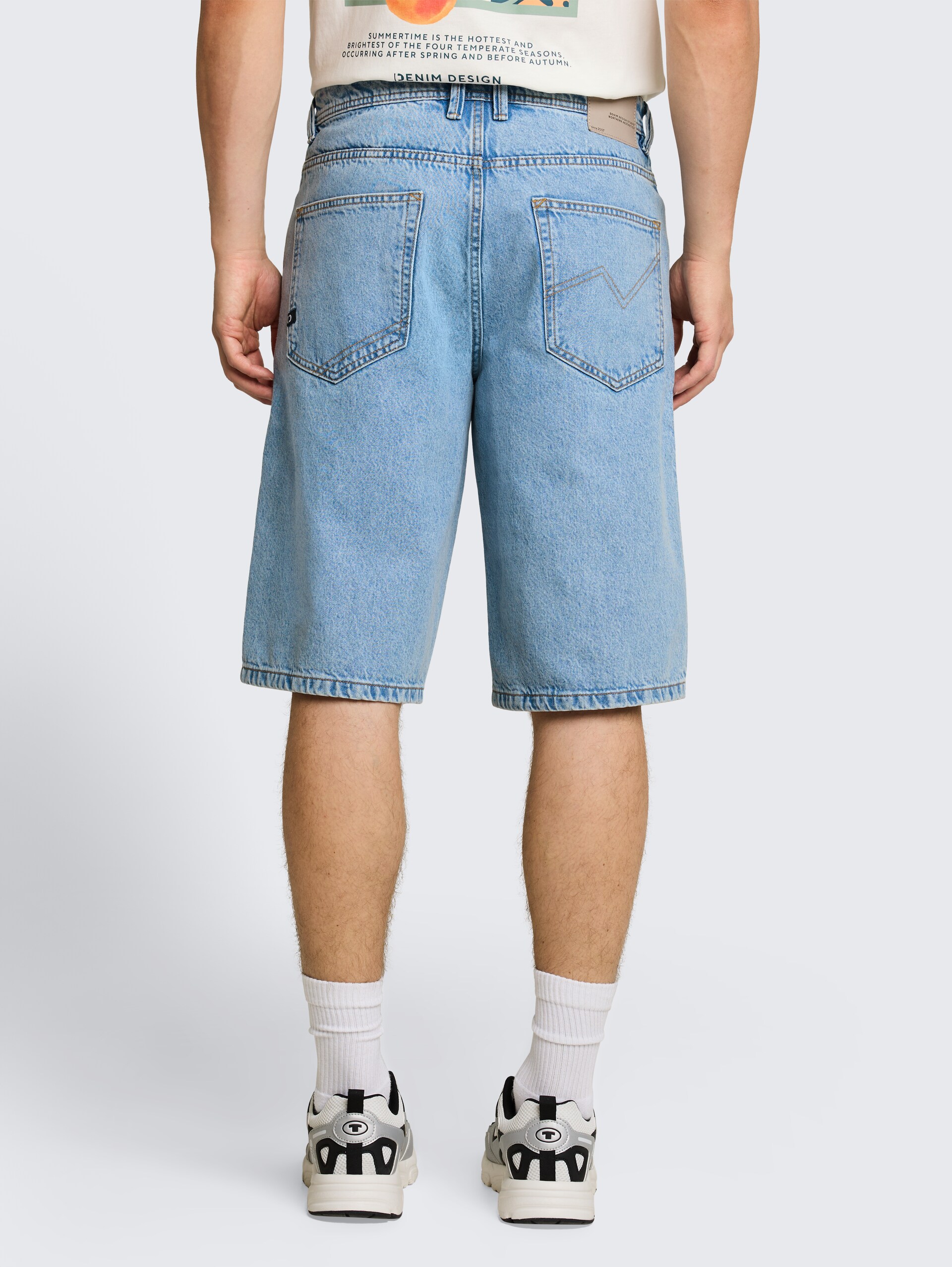 TTWAYLEN RELAXED Jeans Shorts - light stone bright blue denim - Auschnitt Model-Rückansicht