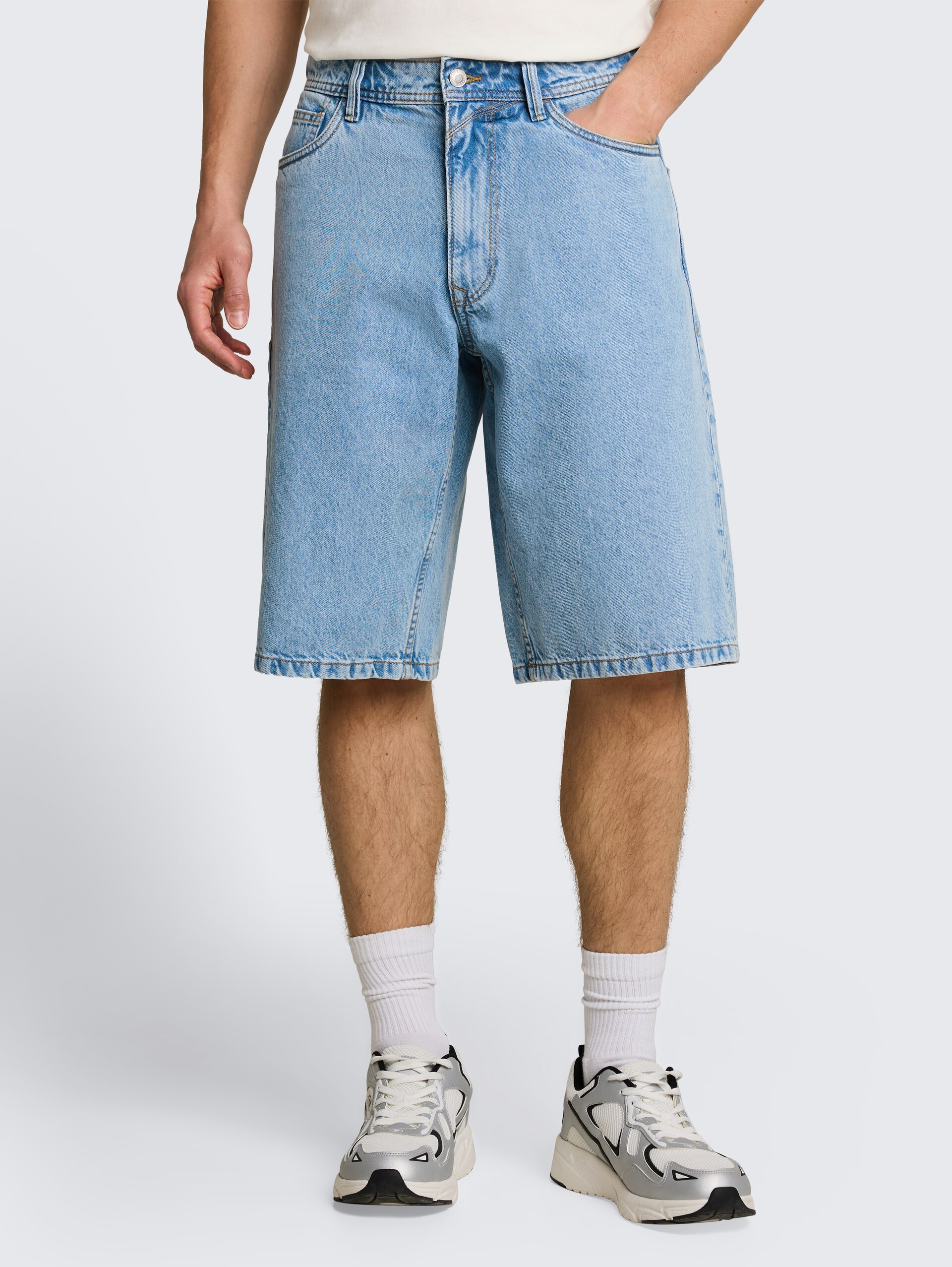 TTWAYLEN RELAXED Jeans Shorts - light stone bright blue denim - Ausschnitt Model-Vorderansicht