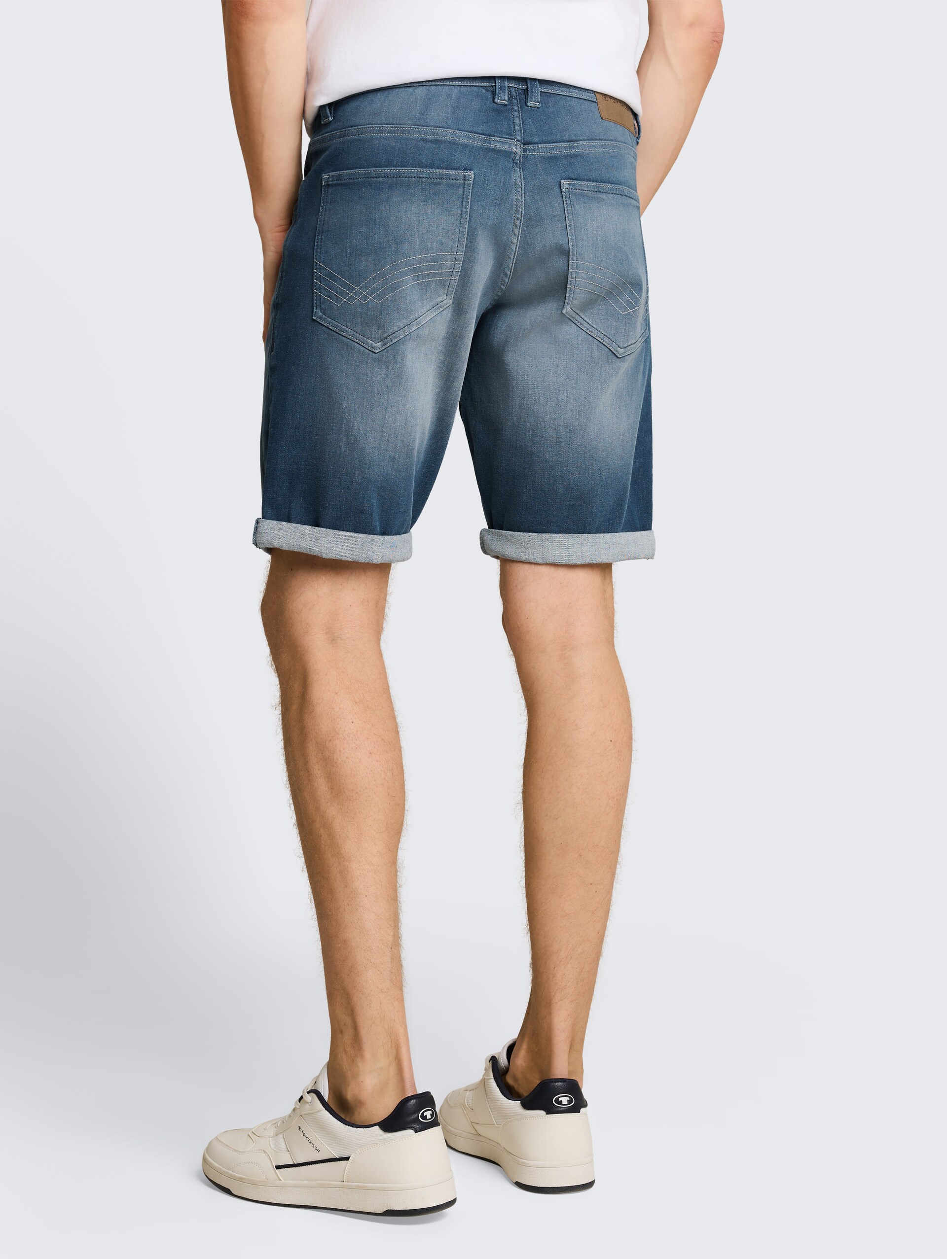 TTMARVIN STRAIGHT Jeans Shorts mit Stretch - mid stone blue grey denim - Auschnitt Model-Rückansicht