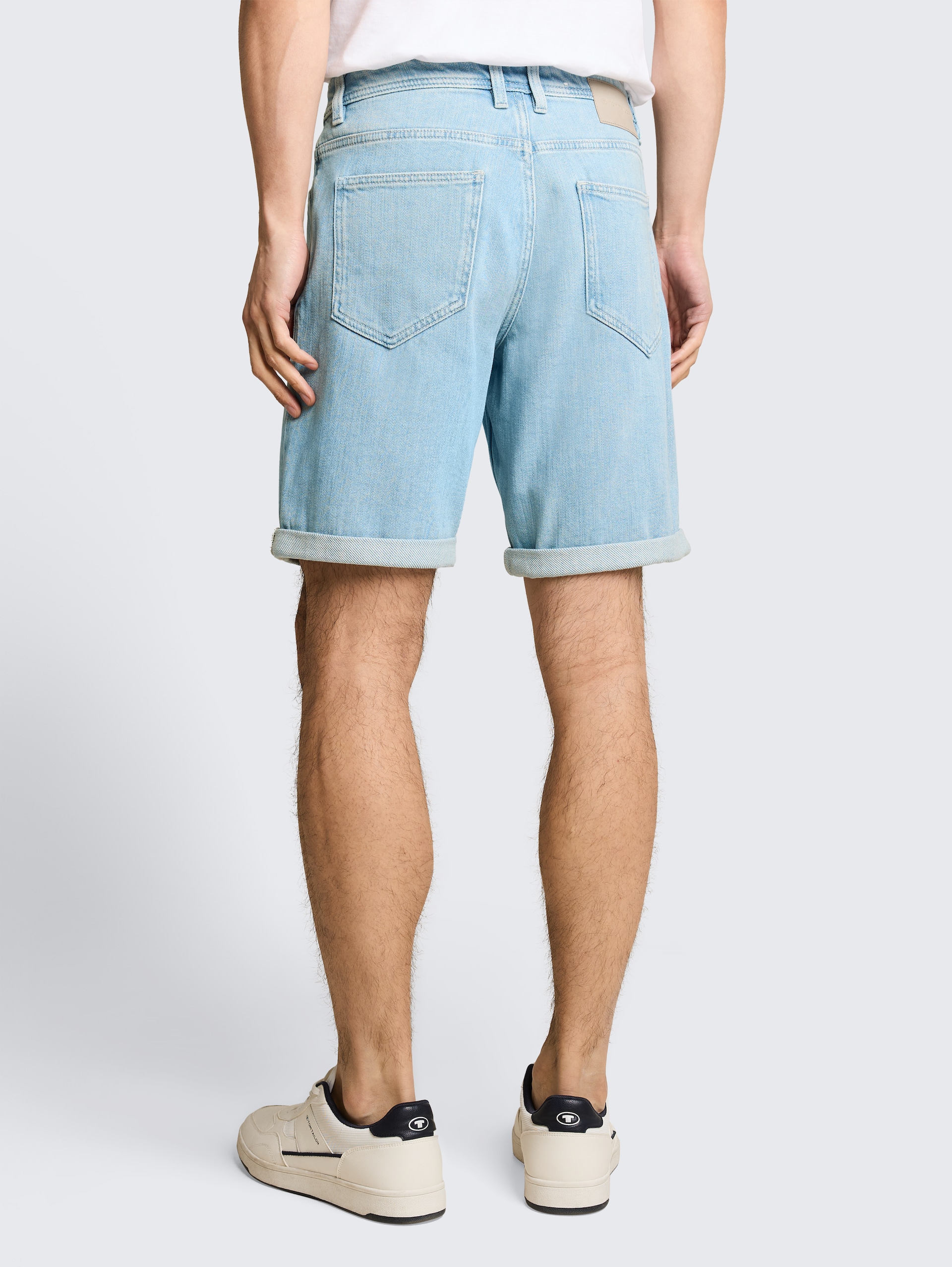 TTMORRIS RELAXED jeansshort - Clean Light Stone Blue Denim - Neklijn model-achteraanzicht