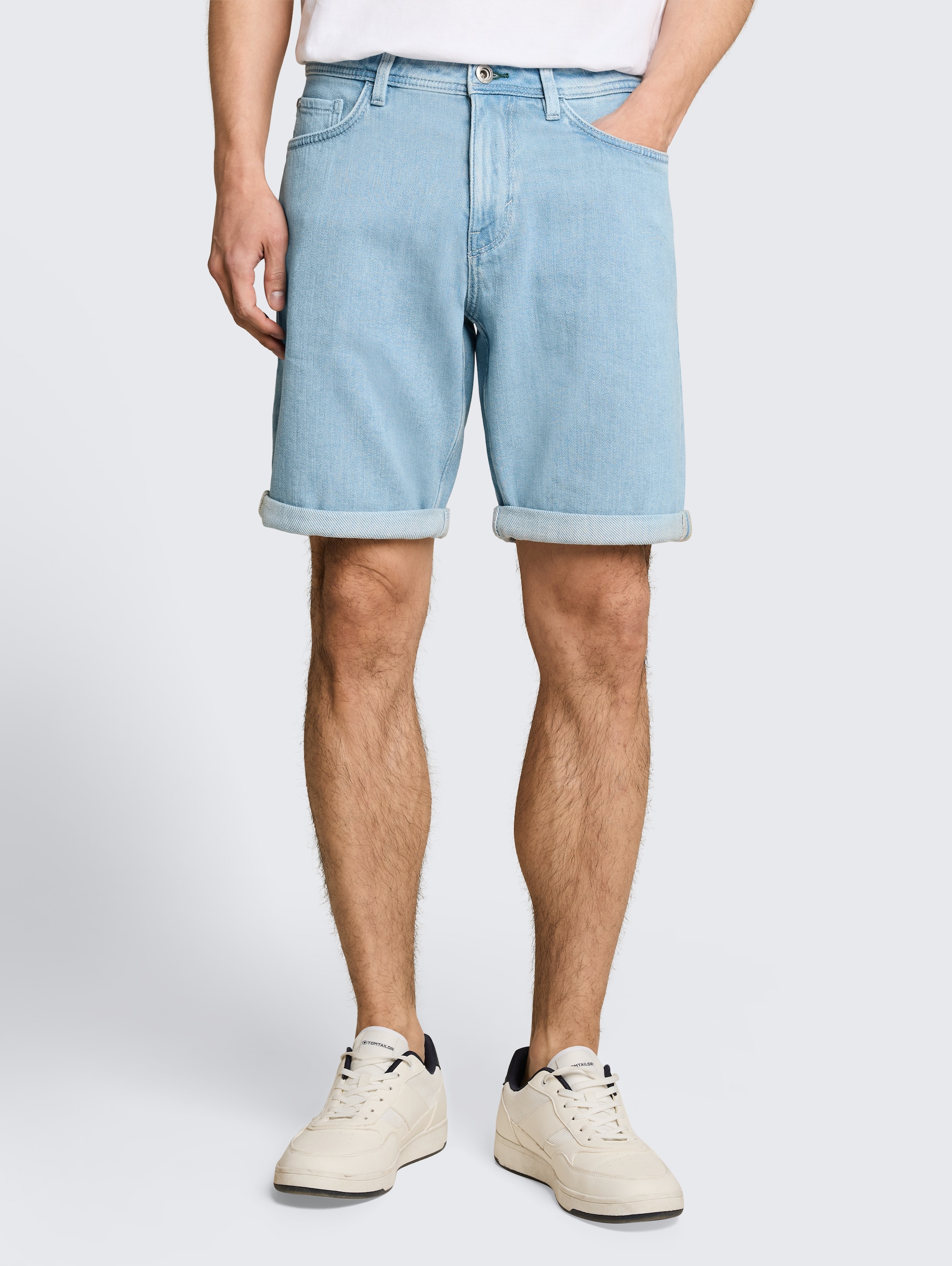 TTMORRIS RELAXED jeansshort - Clean Light Stone Blue Denim - Nek model vooraanzicht