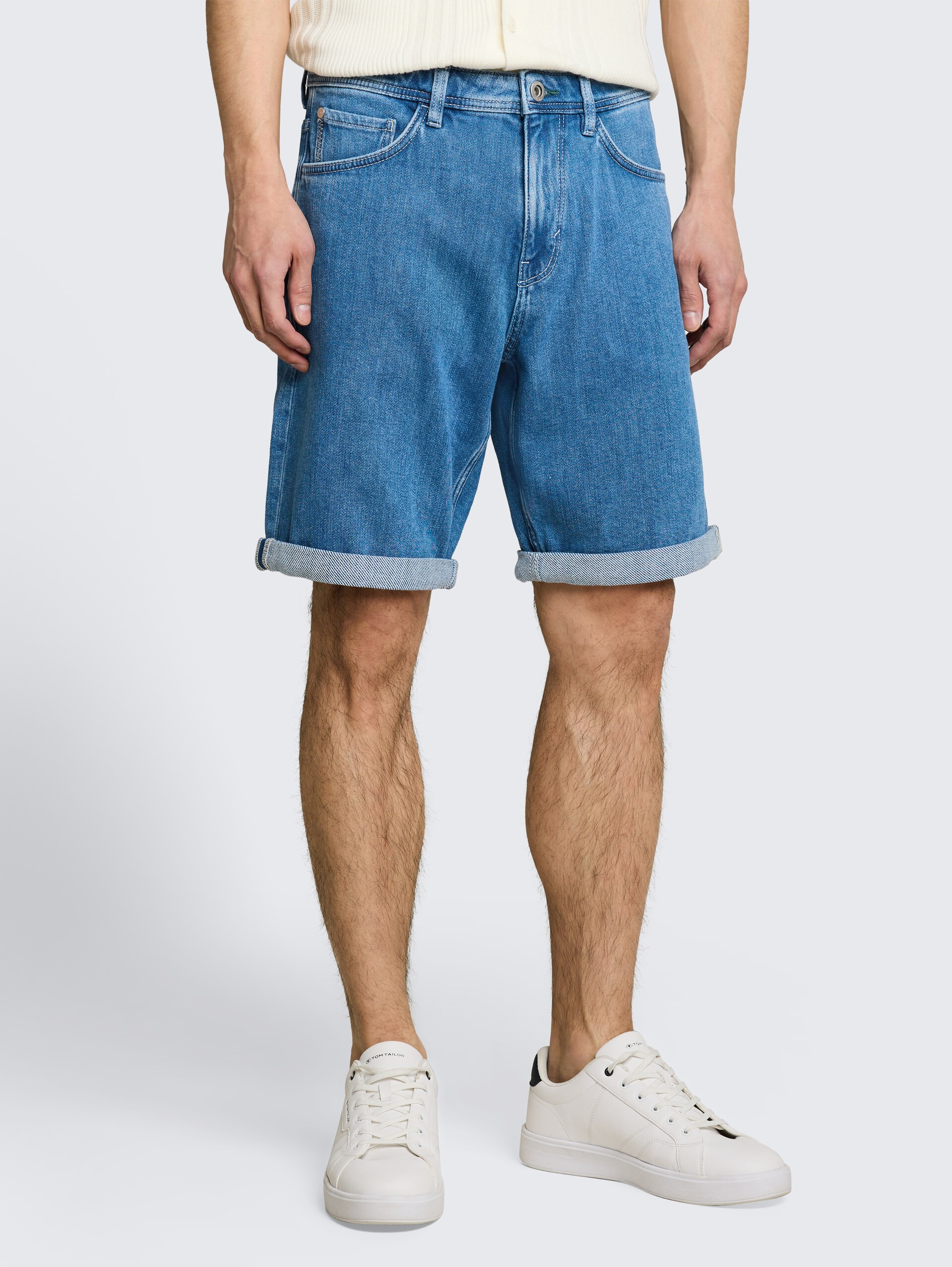 TTMORRIS RELAXED jeansshort - Clean Mid Stone Blue Denim - Nek model vooraanzicht