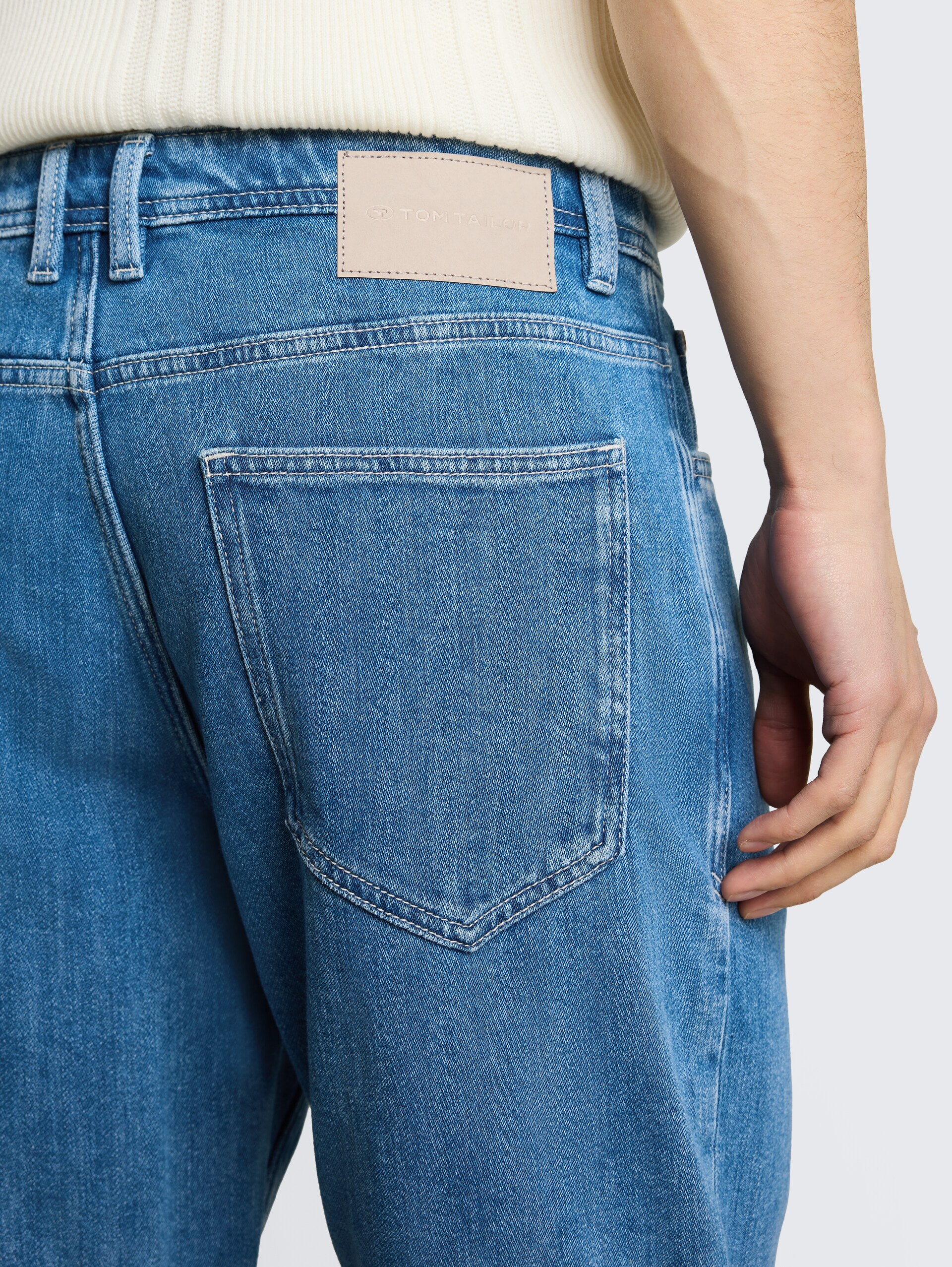 TTMORRIS RELAXED jeansshort - Clean Mid Stone Blue Denim - Detailaanzicht model