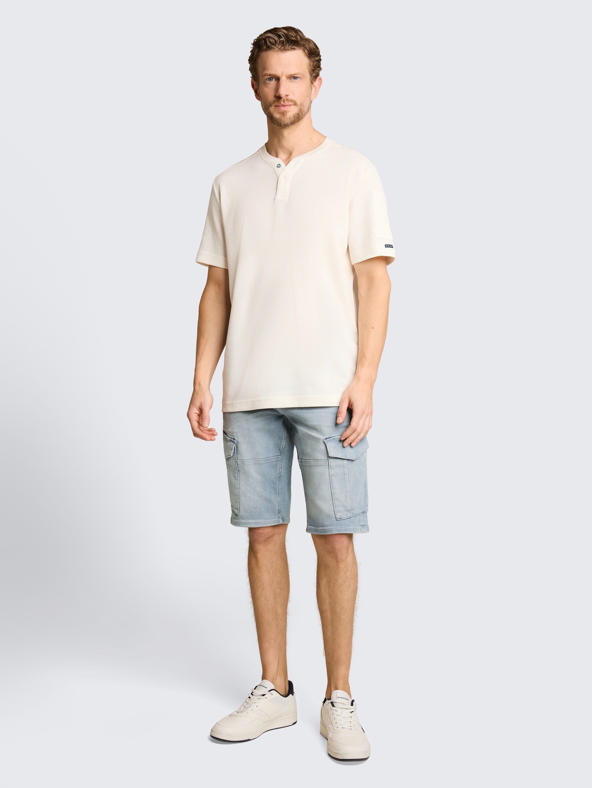 TTMARVIN STRAIGHT cargo jeansshort - light stone blue grey denim - Model vooraanzicht