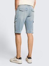 TTMARVIN STRAIGHT Cargo Jeans Shorts - light stone blue grey denim - Auschnitt Model-Rückansicht