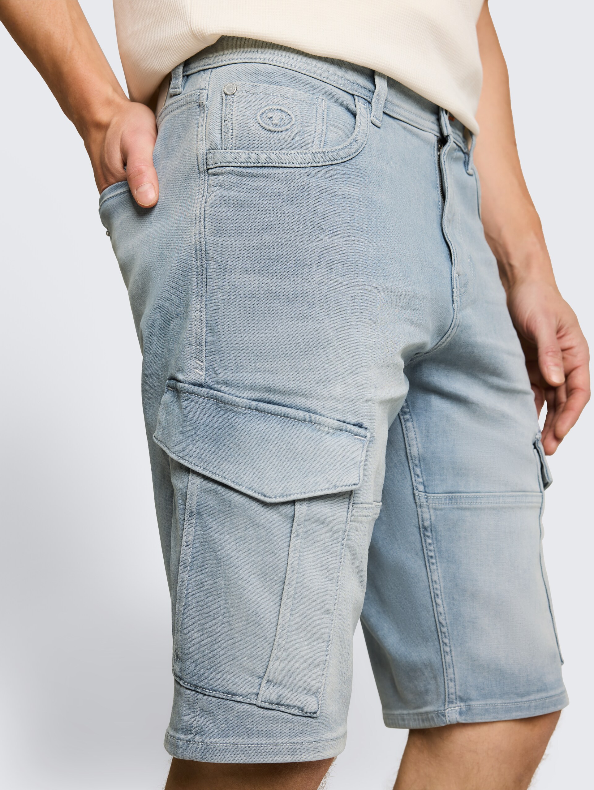 TTMARVIN STRAIGHT cargo jeansshort - light stone blue grey denim - Detailaanzicht model
