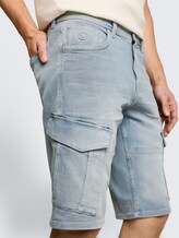 TTMARVIN STRAIGHT Cargo Jeans Shorts - light stone blue grey denim - Detail-Model-Ansicht