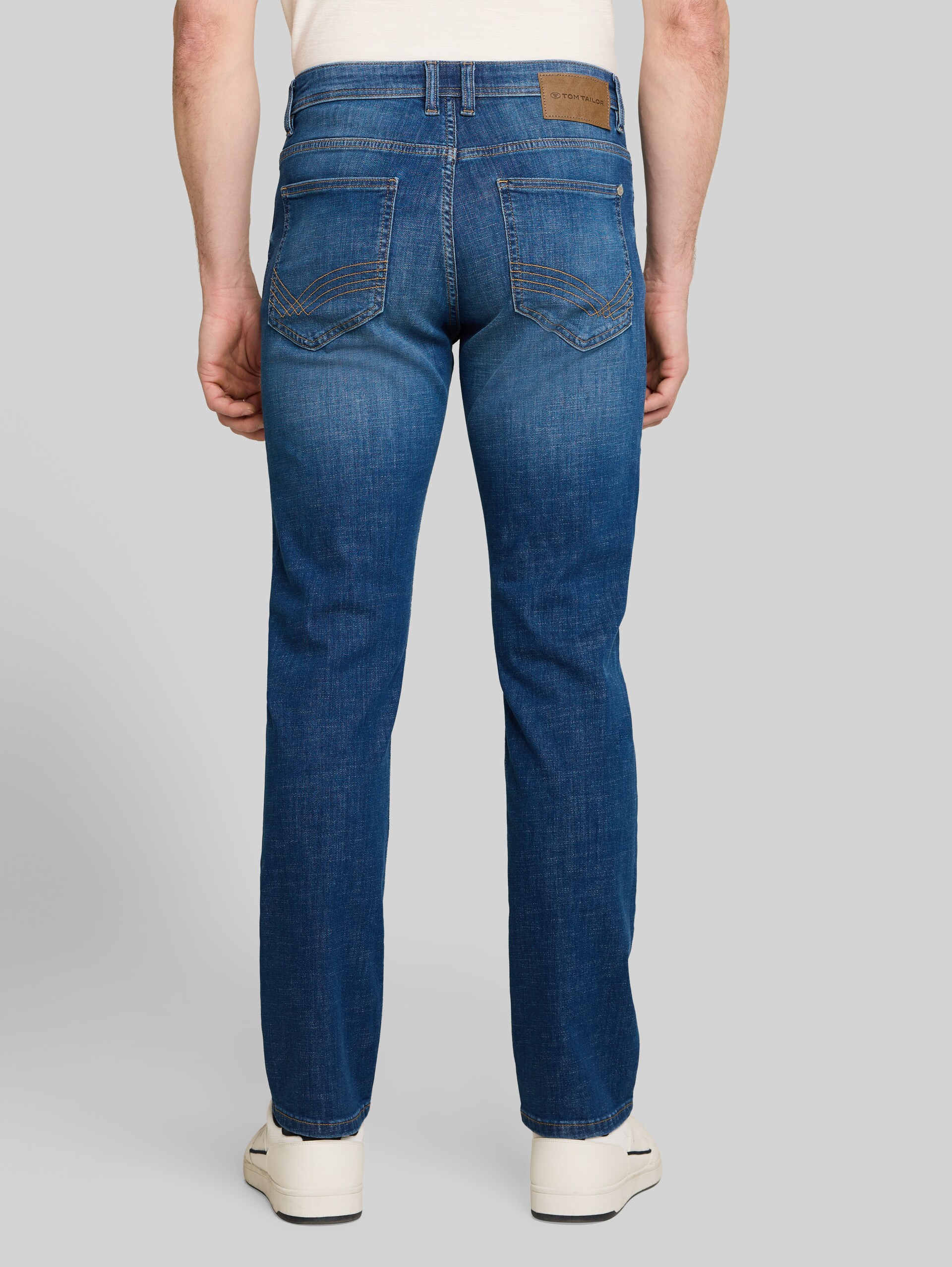TTJOSH REGULAR SLIM Jeans - Used Mid Stone Blue Denim - Auschnitt Model-Rückansicht
