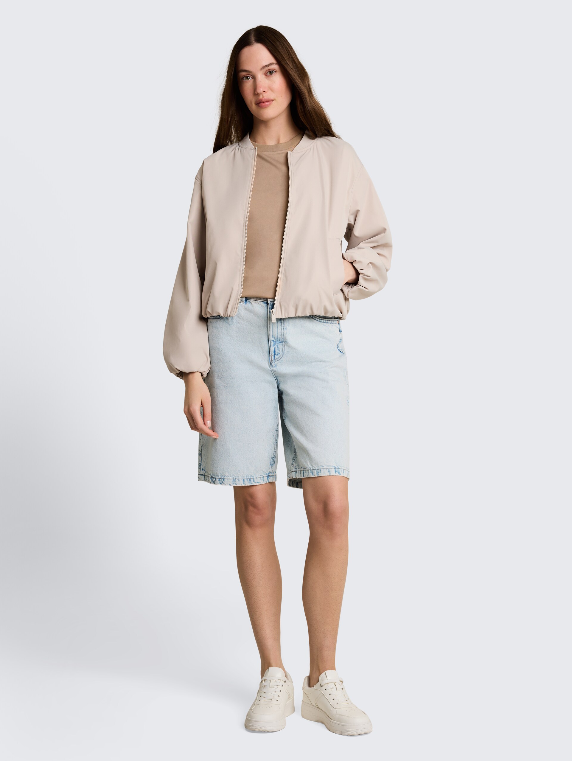 TTELIN STRAIGHT Bermuda Jeans Shorts - Used Bleached Blue Denim - Model front view