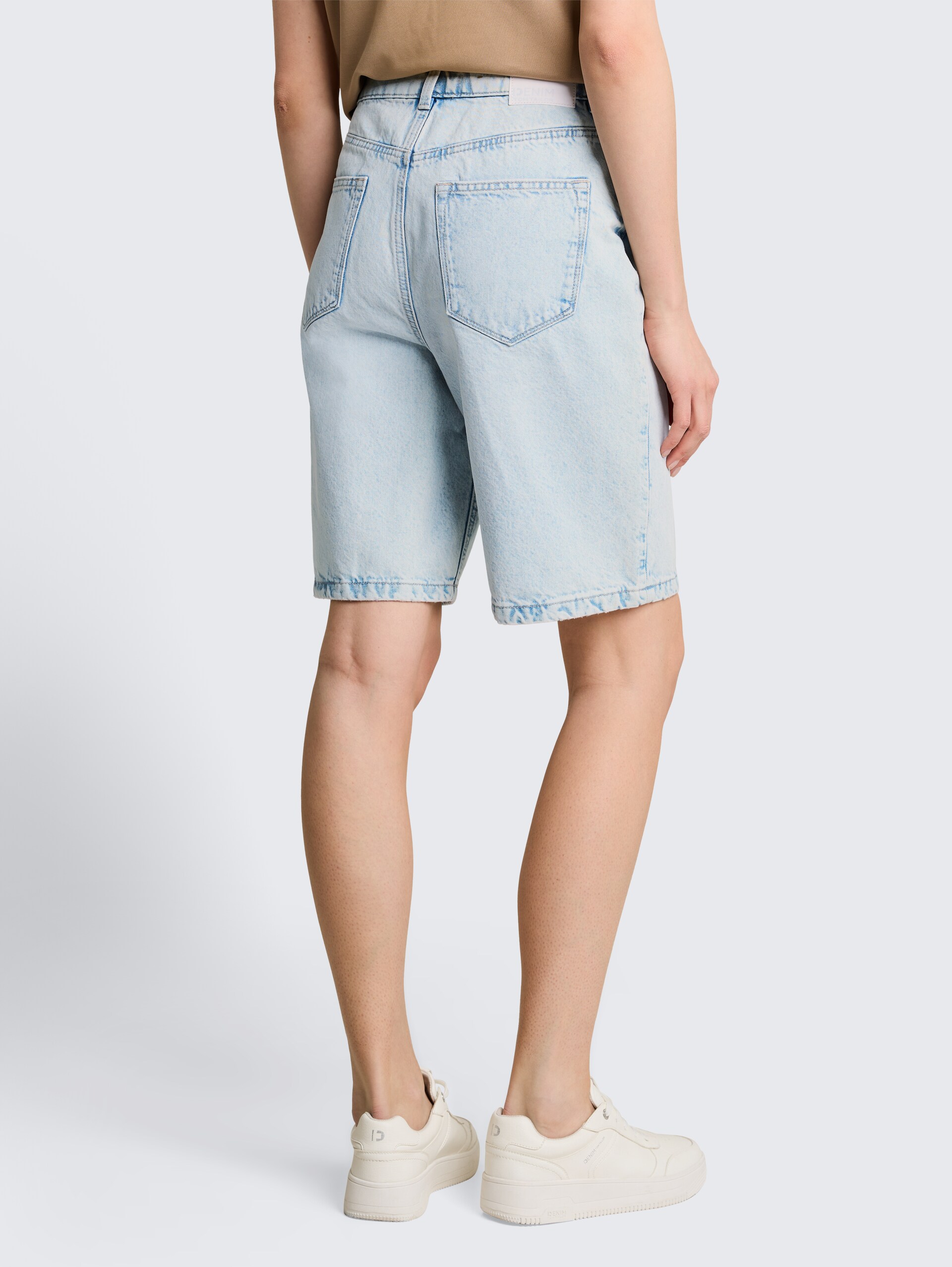 TTELIN STRAIGHT Bermuda Jeans Shorts - Used Bleached Blue Denim - Neckline model-back view
