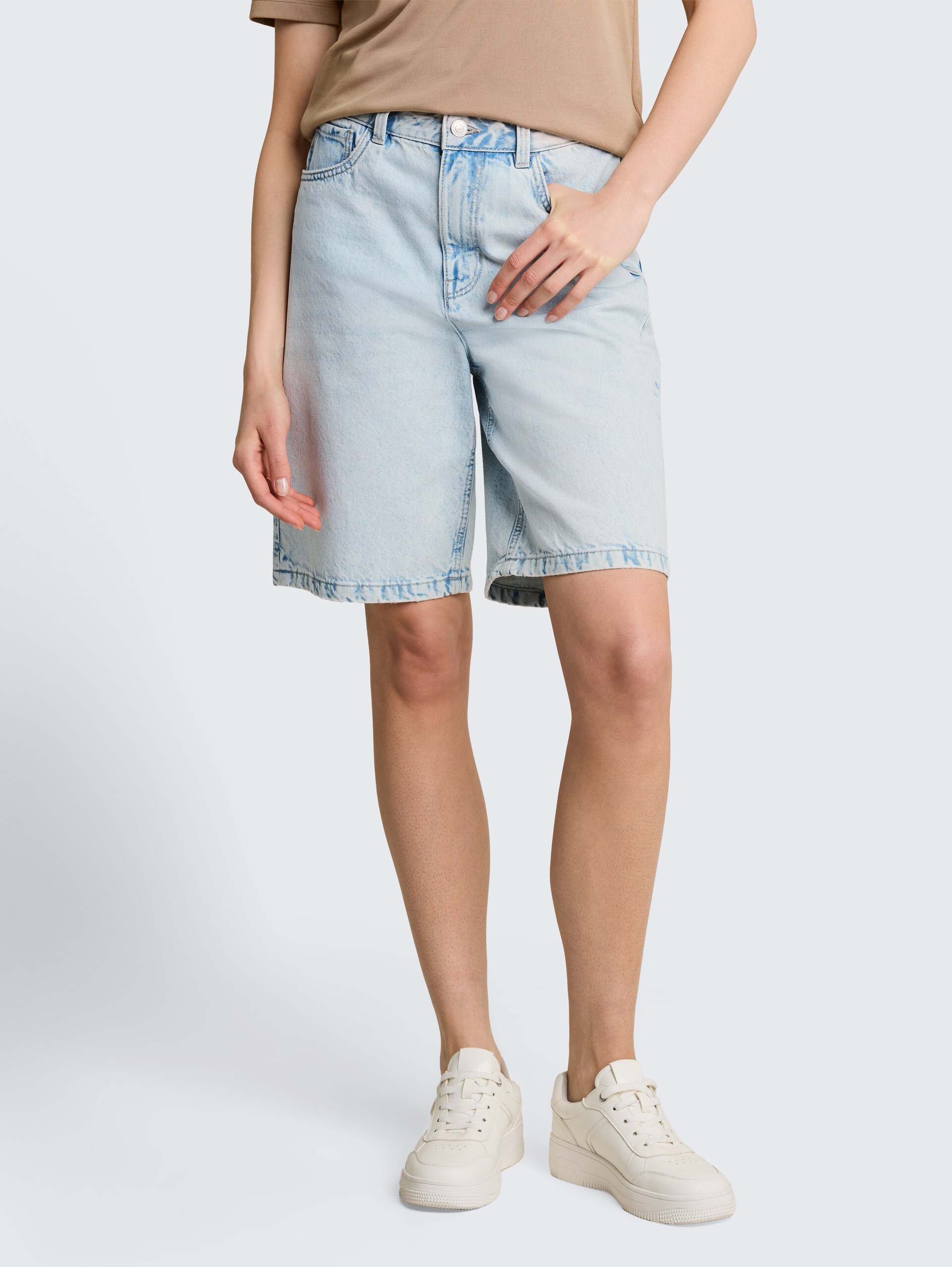 TTELIN STRAIGHT Bermuda Jeans Shorts - Used Bleached Blue Denim - Neckline model front view