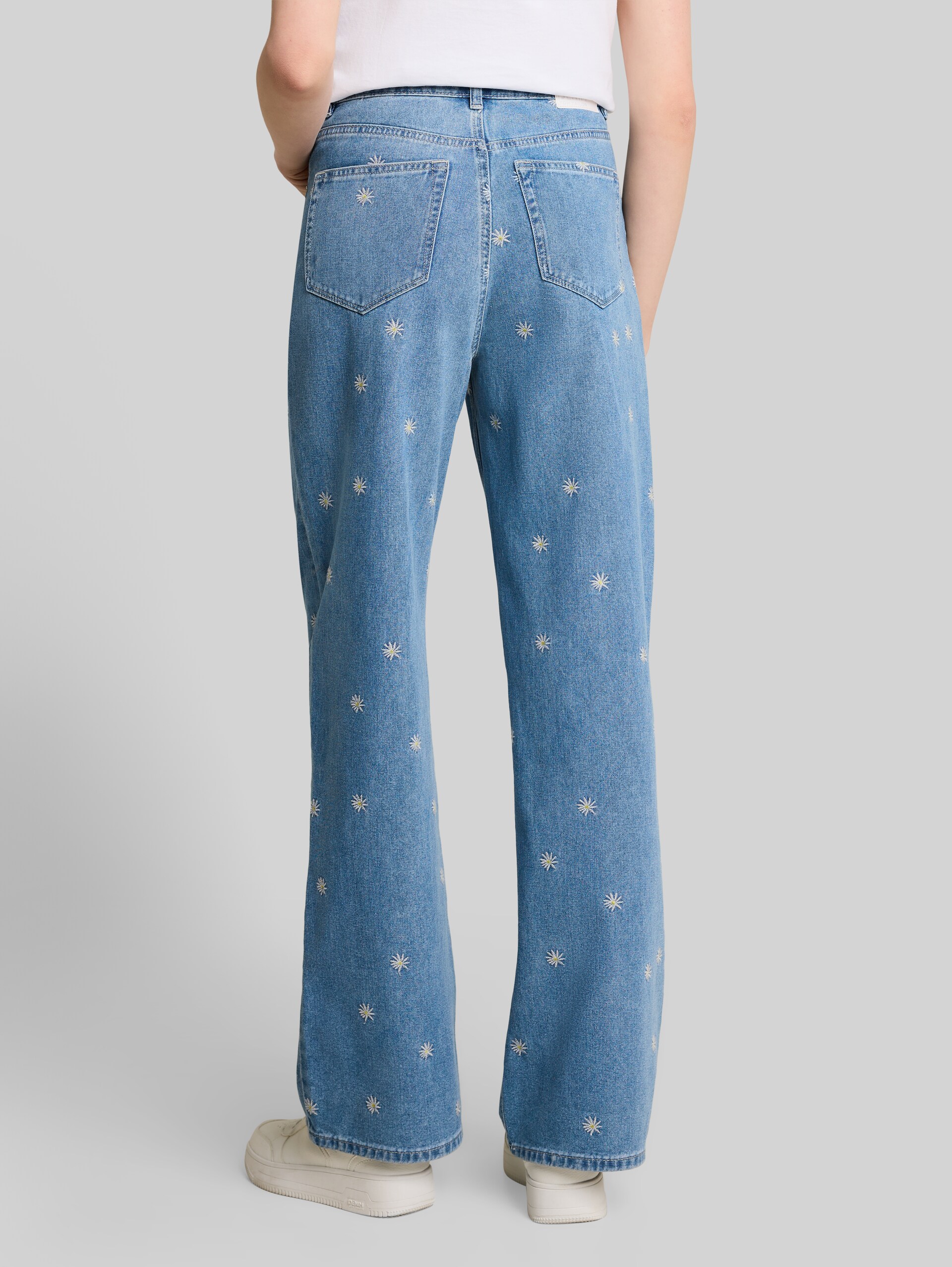 TTLINOU WIDE Jeans mit Blumen-Stickerei - blue white daisy embroidery - Auschnitt Model-Rückansicht