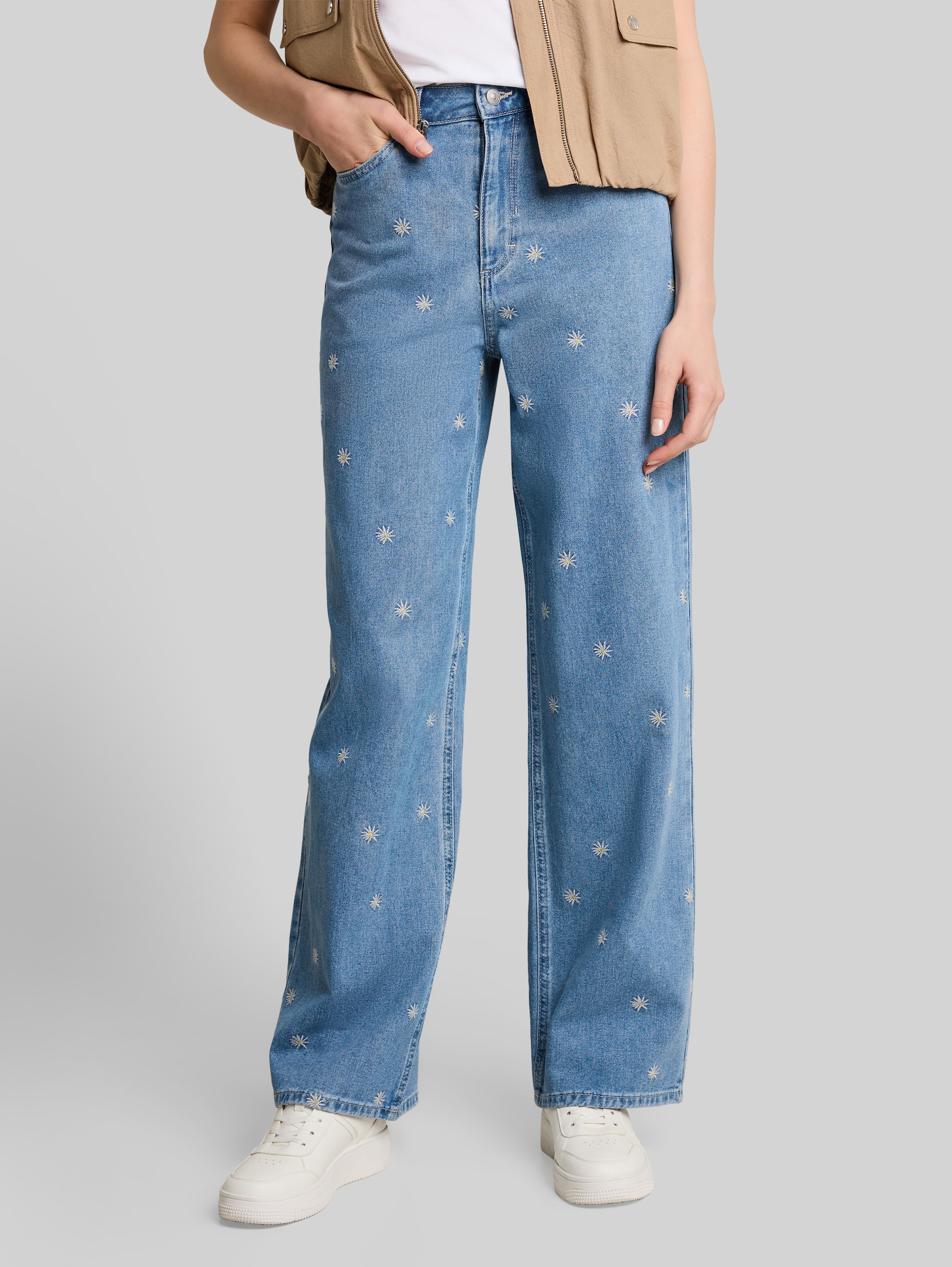 TTLINOU WIDE Jeans mit Blumen-Stickerei - blue white daisy embroidery - Ausschnitt Model-Vorderansicht