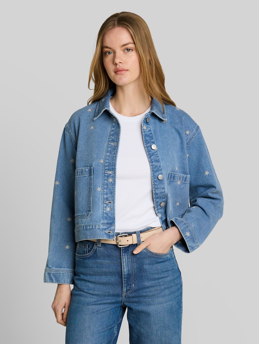 Jeansjasje met borduursels door Denim Female, blue white daisy embroidery