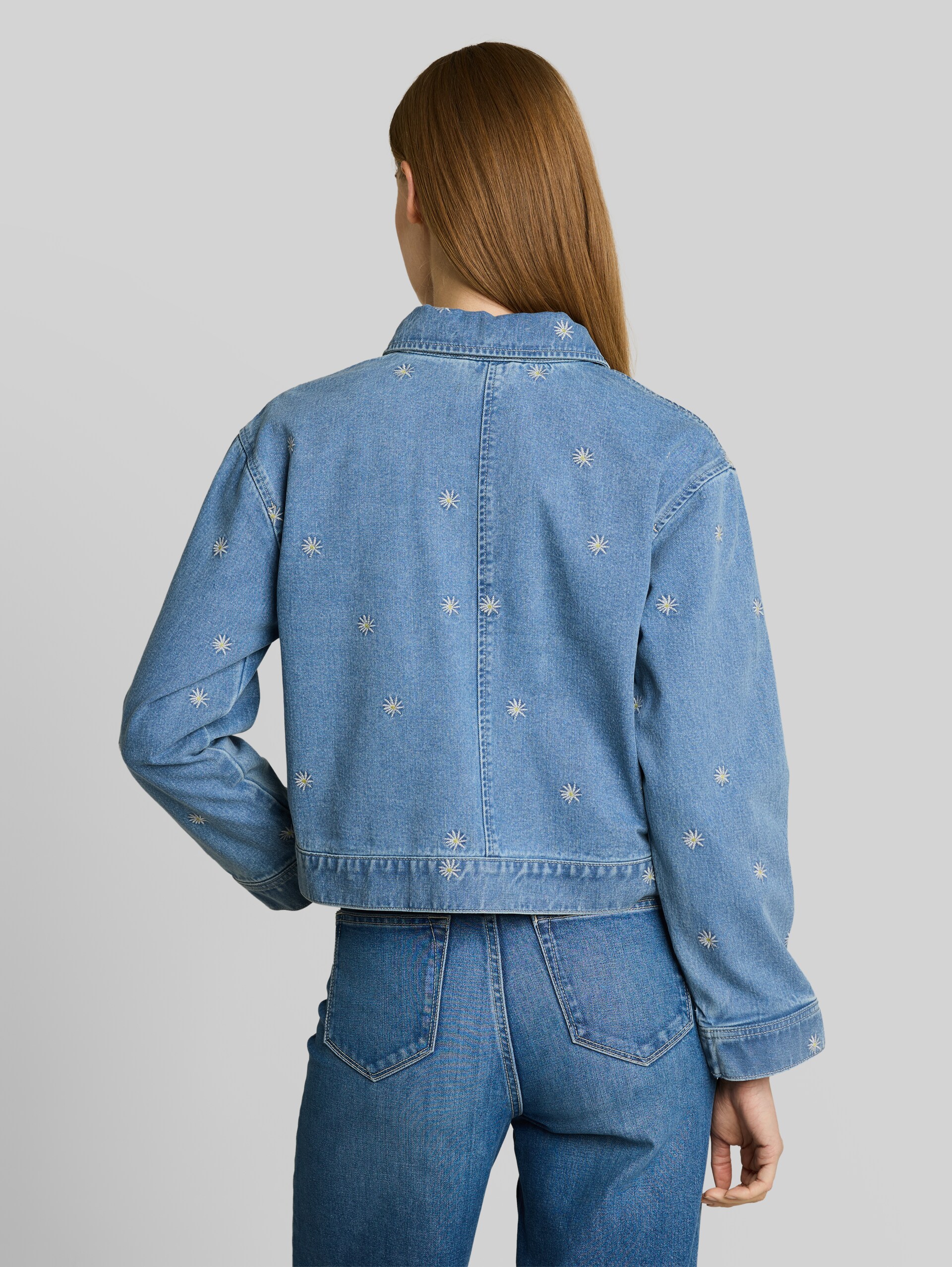 Denim jacket with embroidery - blue white daisy embroidery - Model-back view