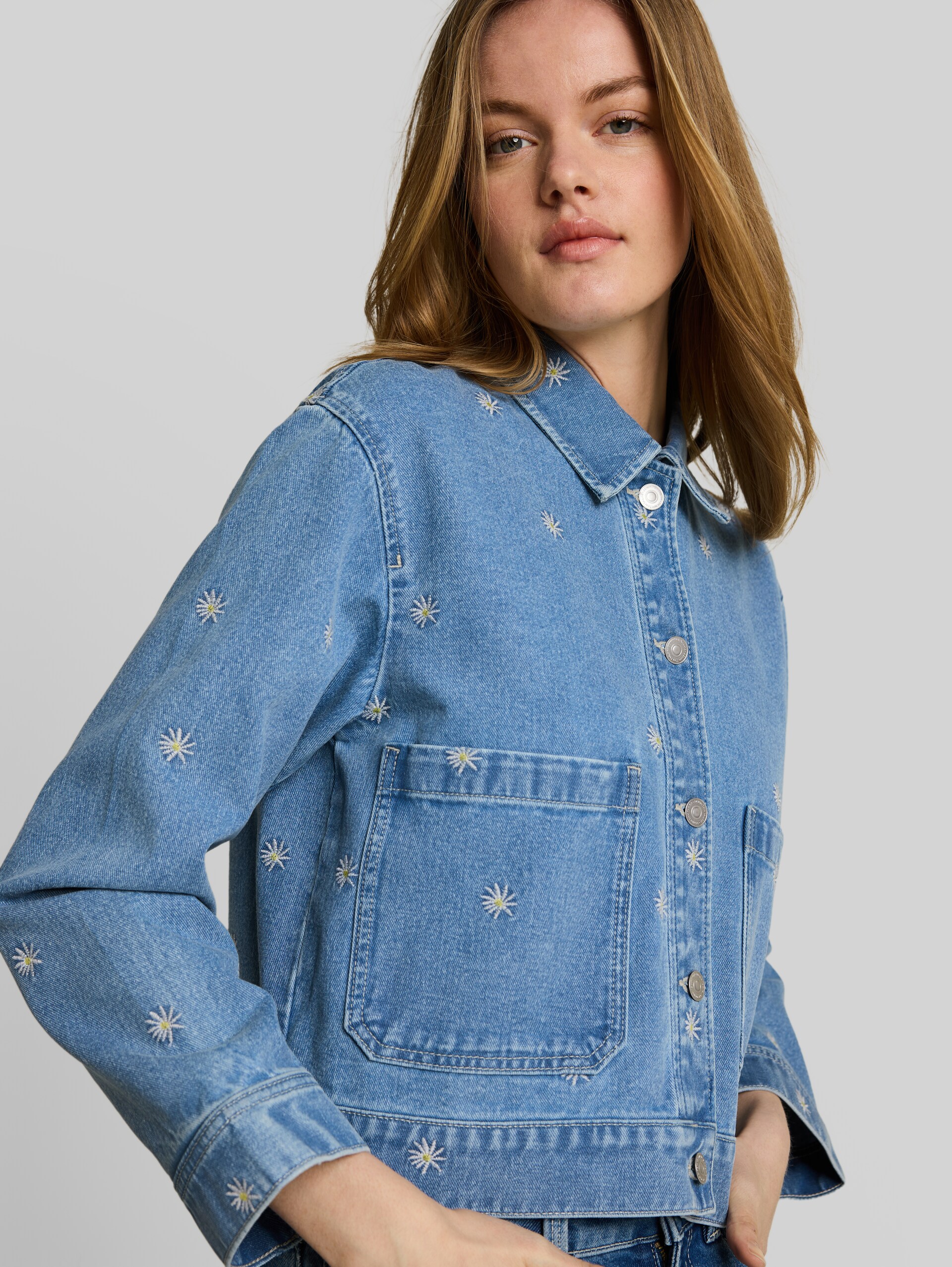 Denim jacket with embroidery - blue white daisy embroidery - Detail model view