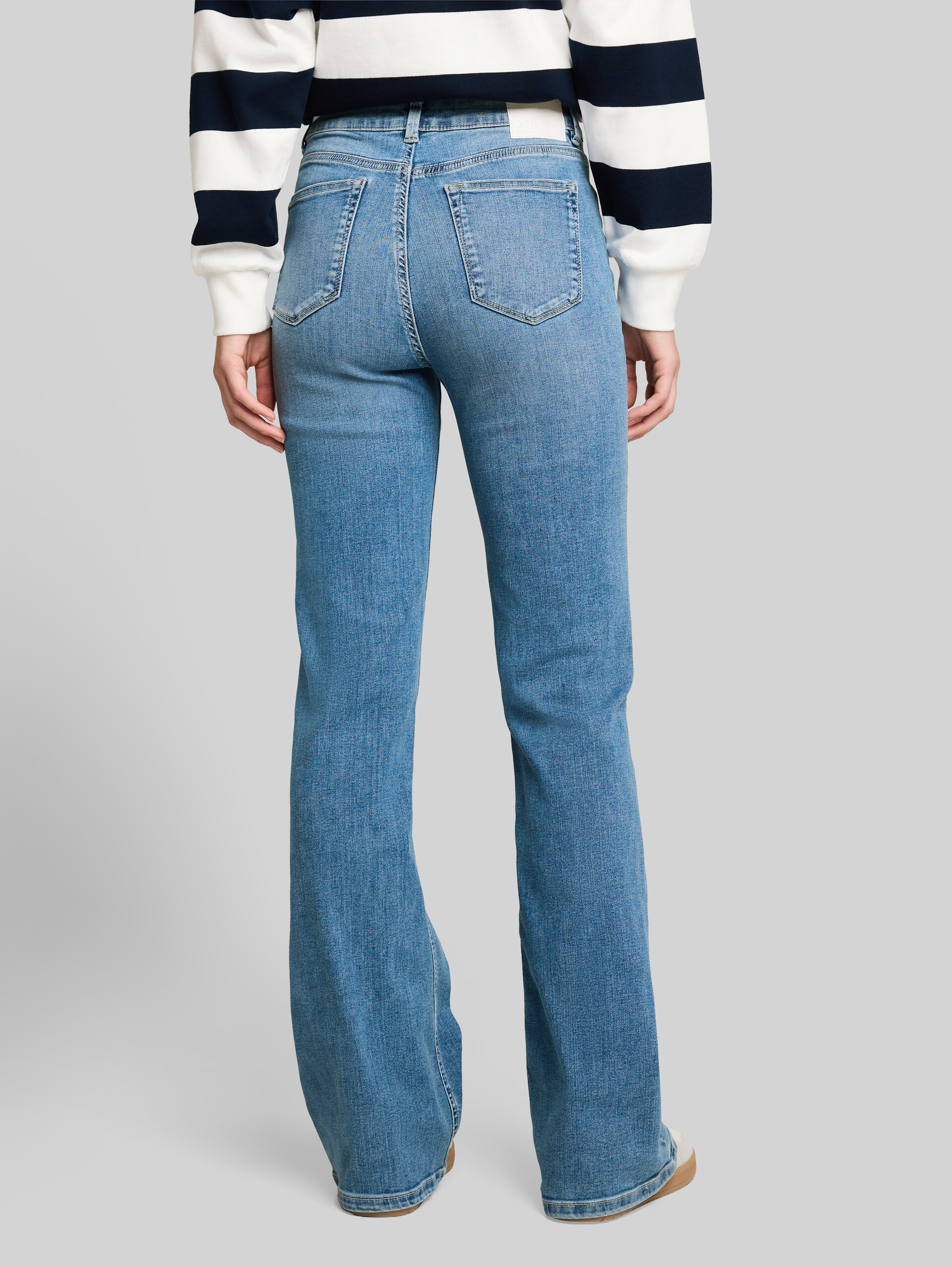 TTAVA FLARED jeans met stretch - Used Light Stone Blue Denim - Neklijn model-achteraanzicht