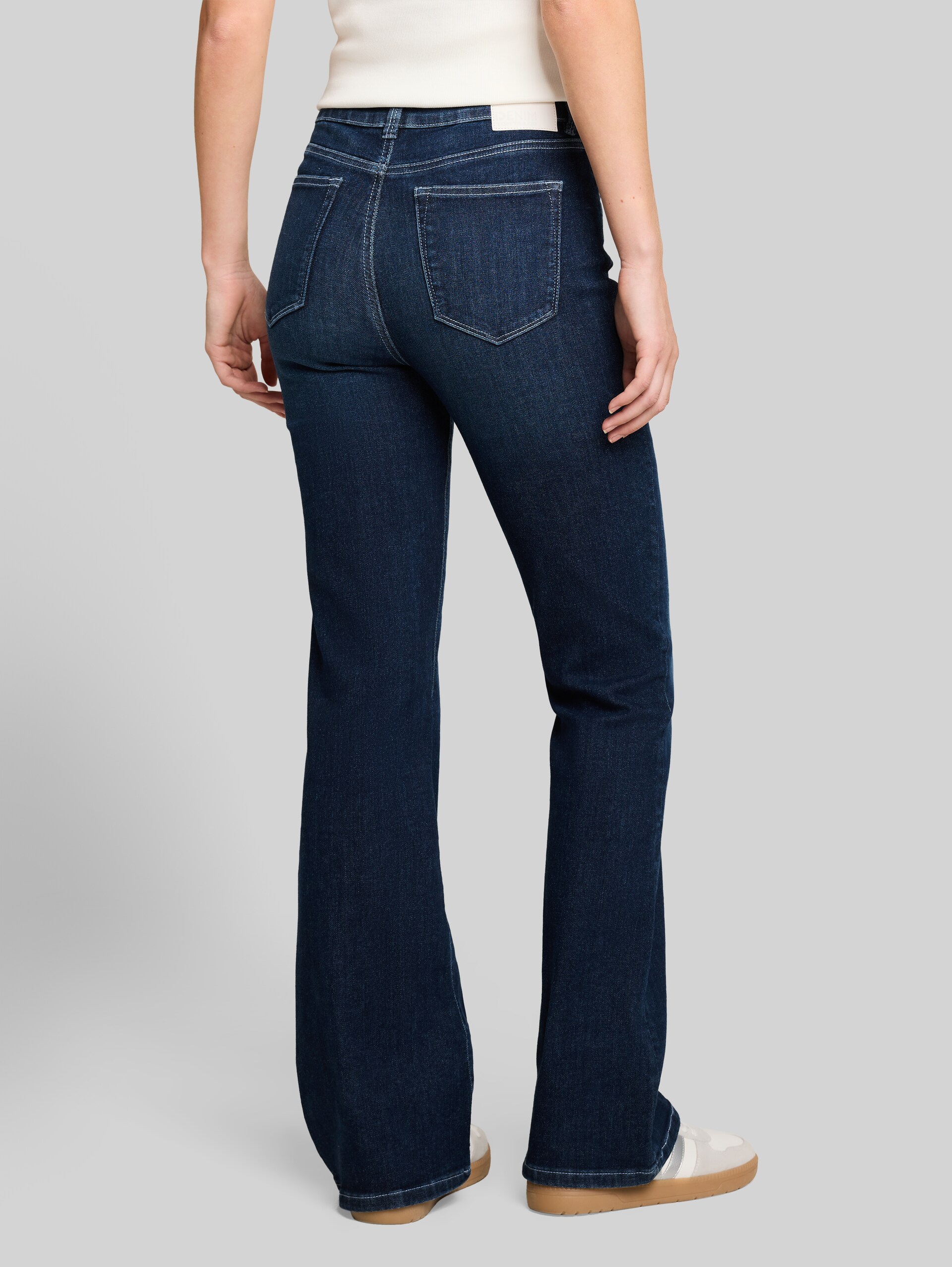 TTAVA FLARED jeans met stretch - Used Dark Stone Blue Denim - Neklijn model-achteraanzicht