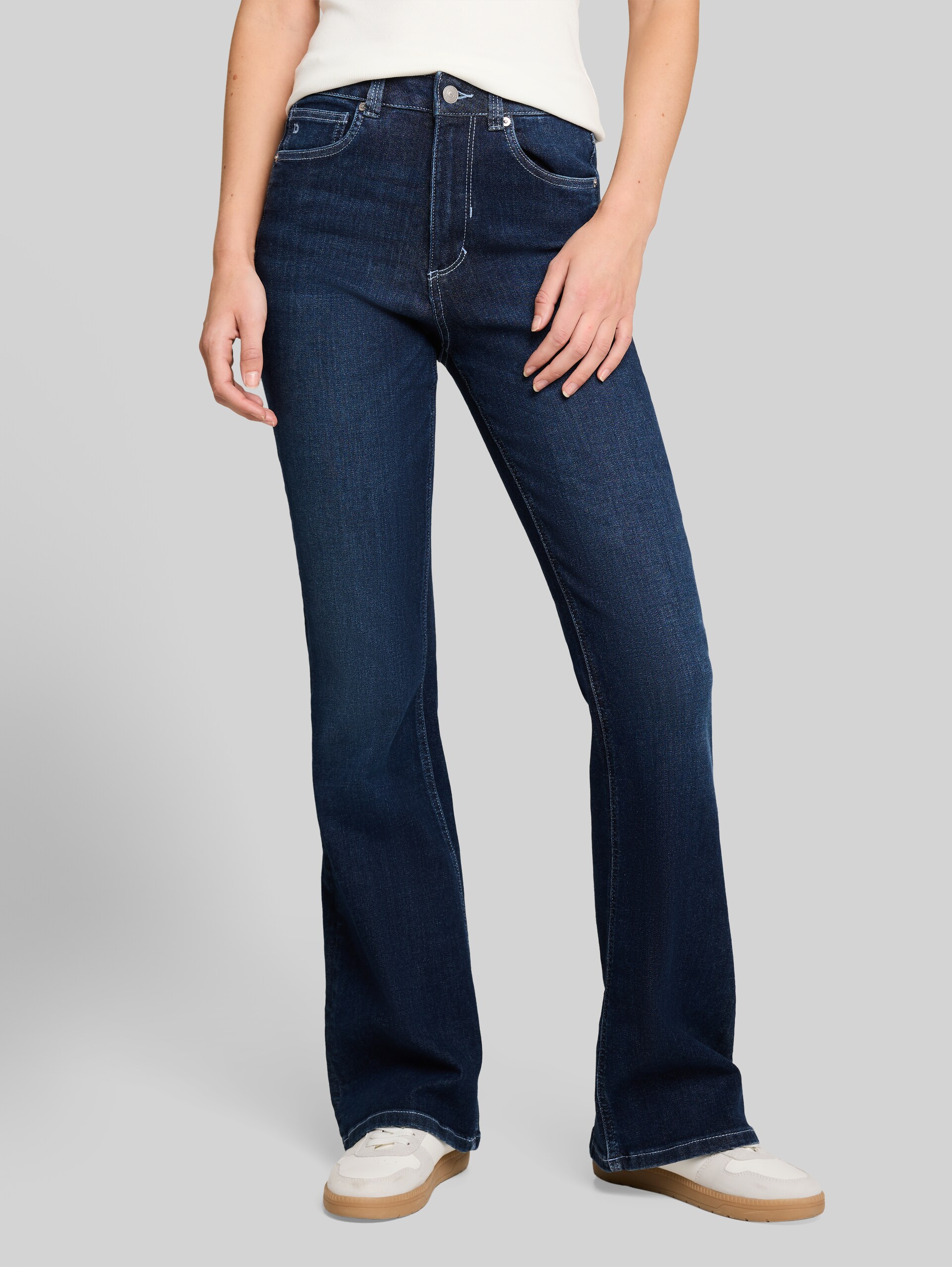 TTAVA FLARED jeans met stretch - Used Dark Stone Blue Denim - Nek model vooraanzicht