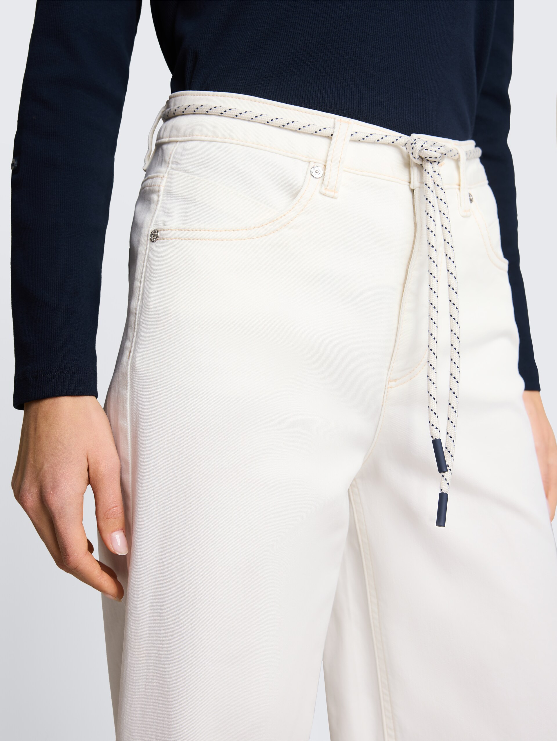 TTNELMA CULOTTE-jeans met strikceintuur - White Denim - Detailaanzicht model