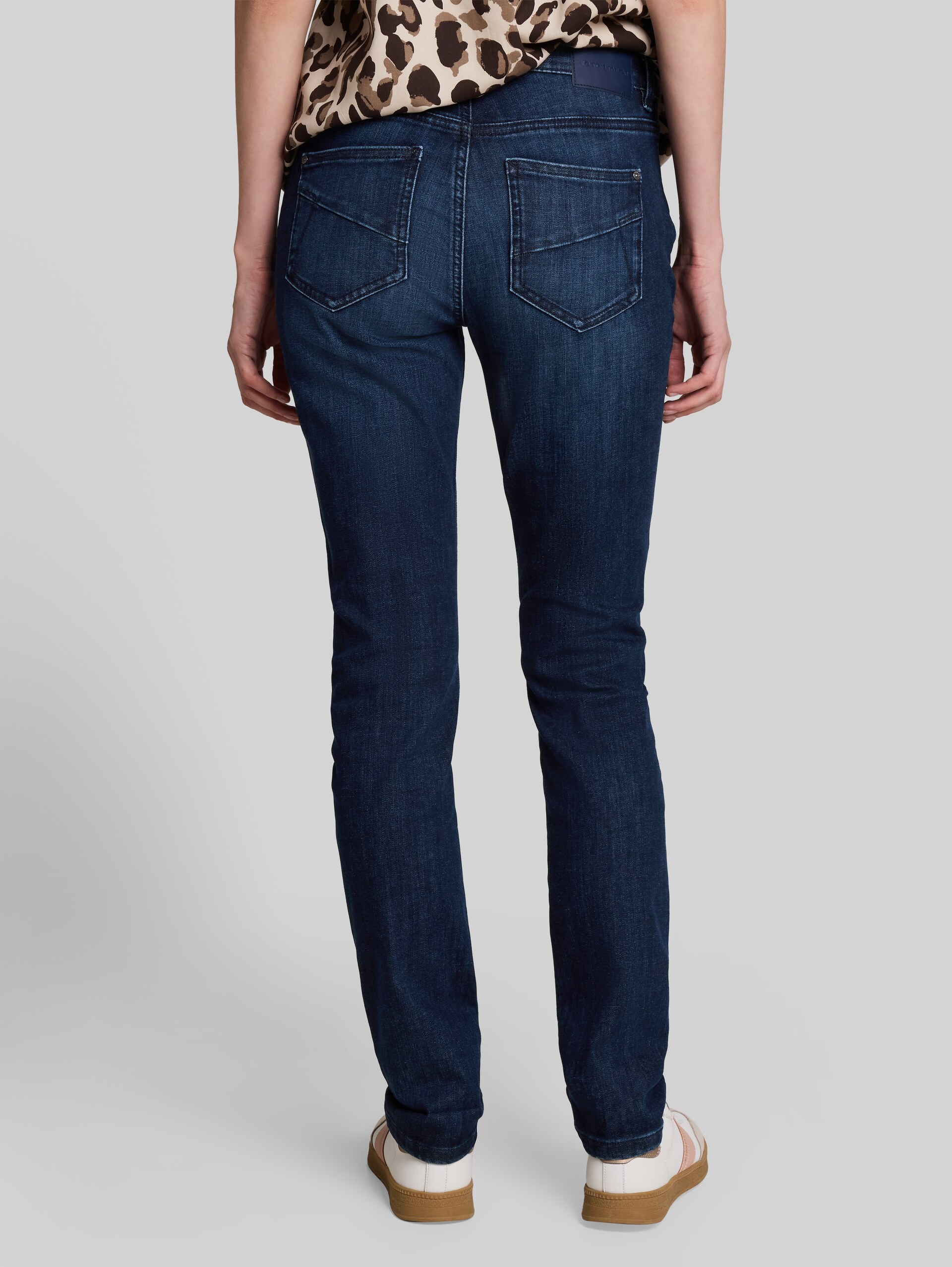 TTEDDA SLIM Jeans mit Leo-Print im Umschlag - dark blue denim - Auschnitt Model-Rückansicht