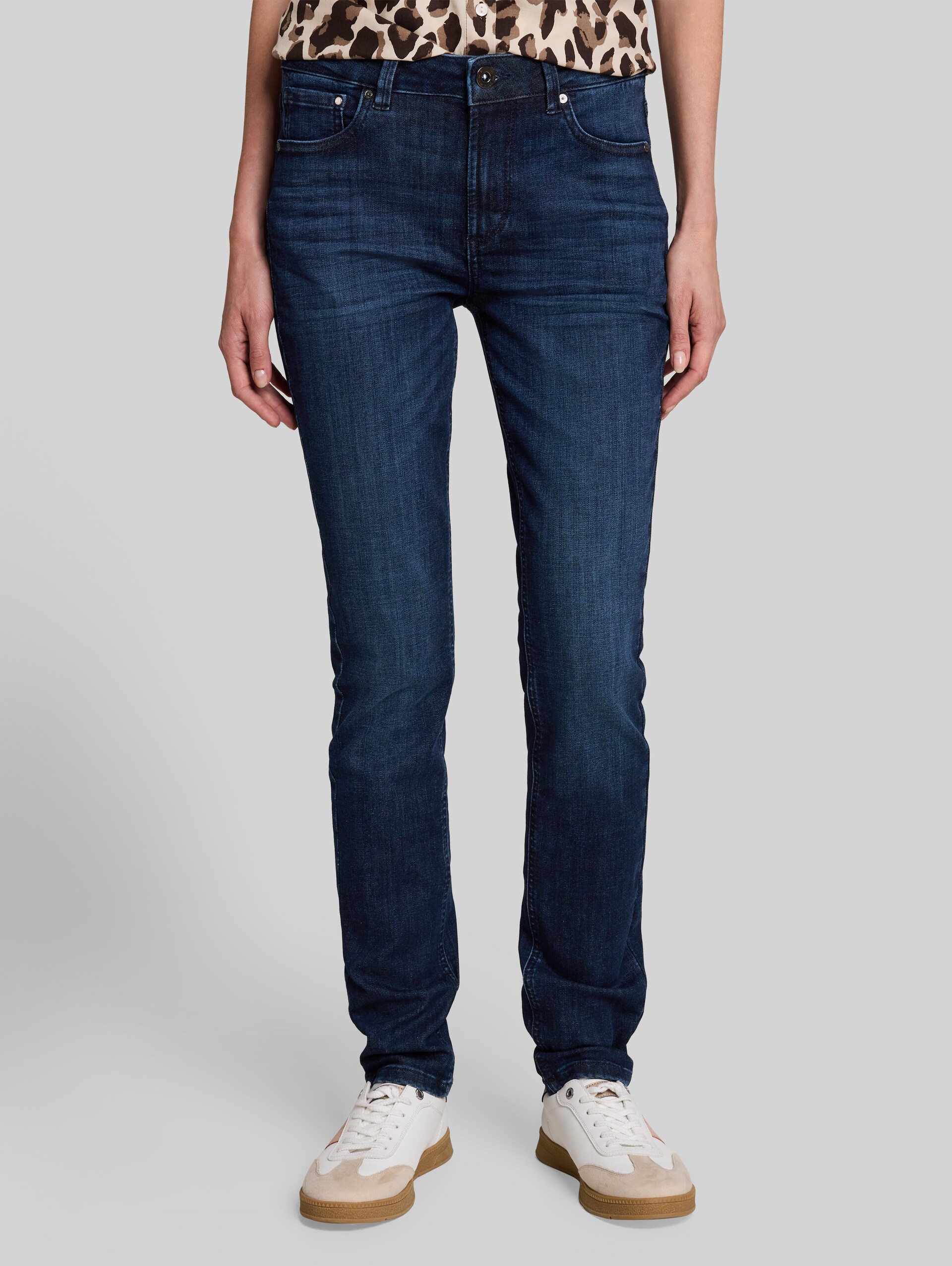TTEDDA SLIM Jeans mit Leo-Print im Umschlag - dark blue denim - Ausschnitt Model-Vorderansicht