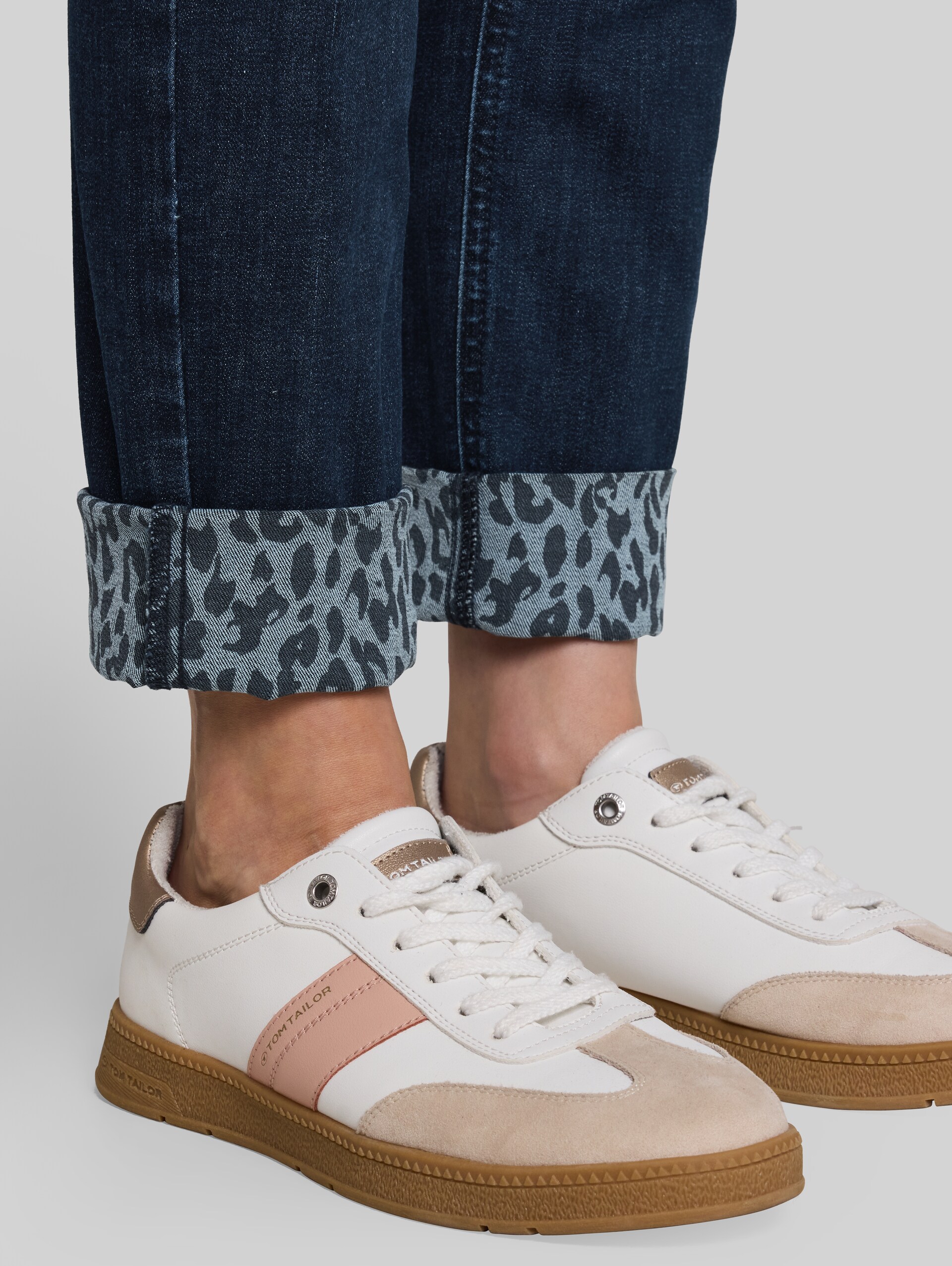 TTEDDA SLIM Jeans mit Leo-Print im Umschlag - dark blue denim - Detail-Model-Ansicht