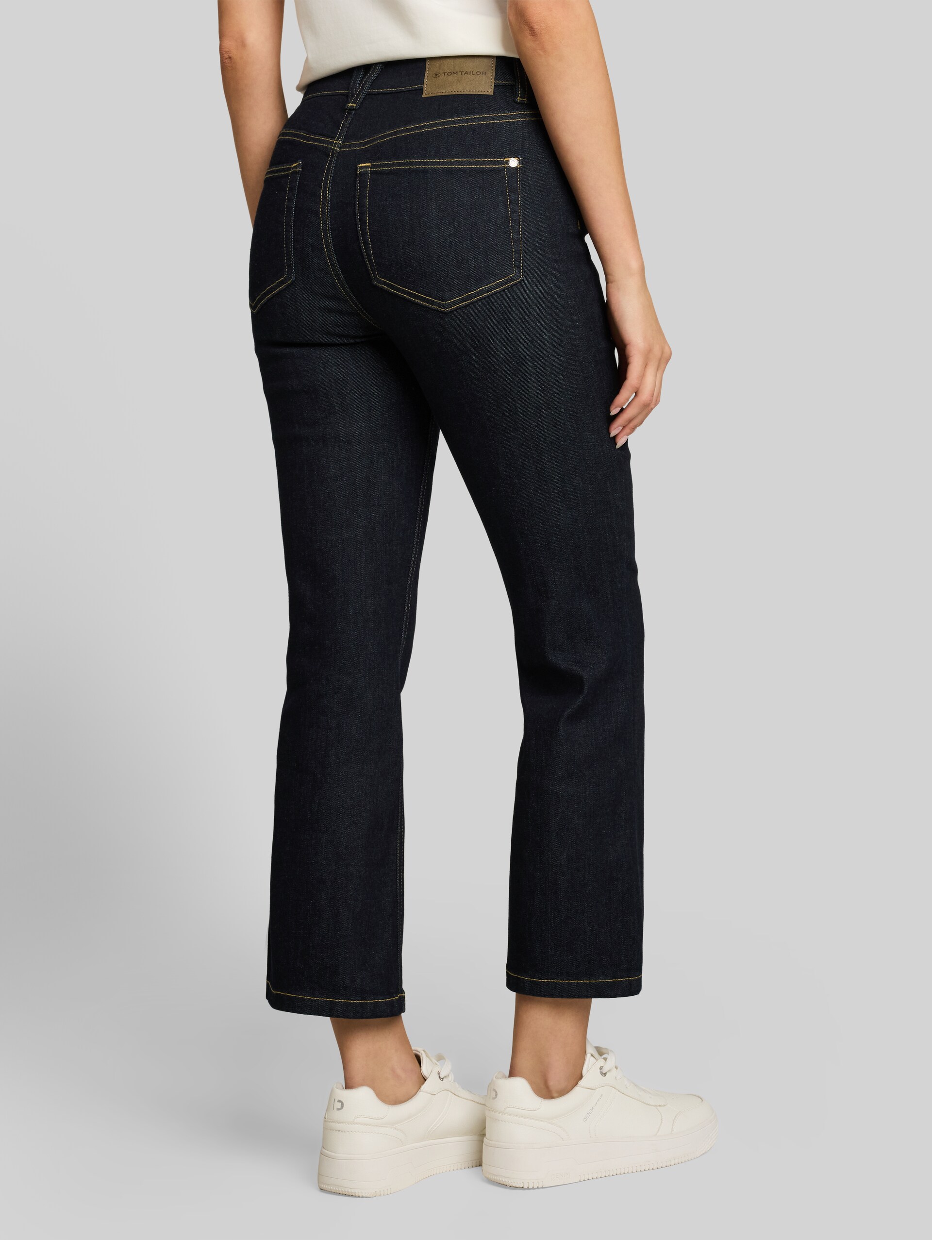 TTROMY FLARE Jeans - Clean Rinsed Blue Denim - Auschnitt Model-Rückansicht