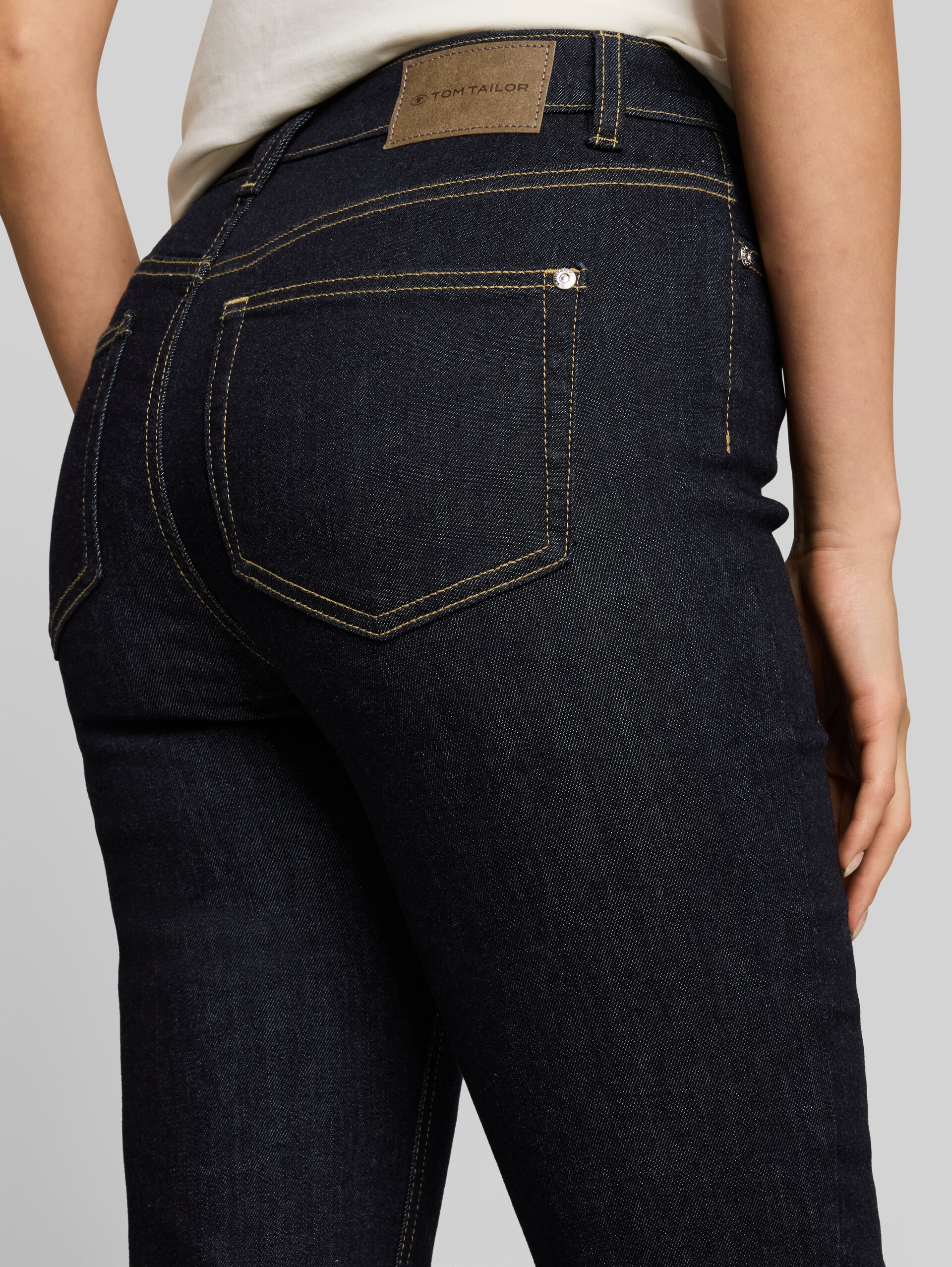 TTROMY FLARE Jeans - Clean Rinsed Blue Denim - Detail-Model-Ansicht