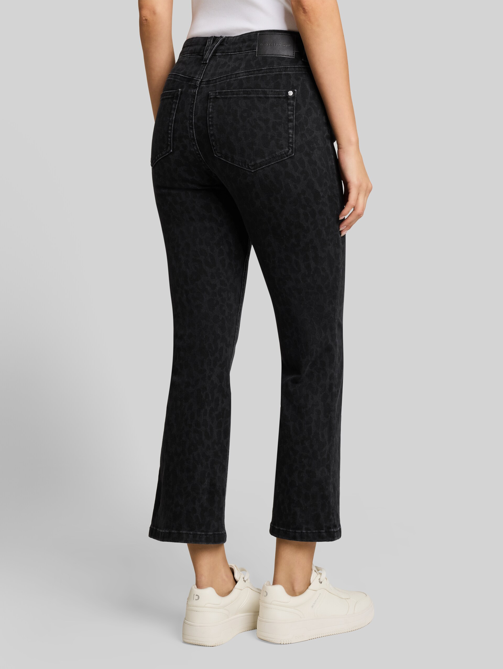 TTROMY FLARE Jeans - leo denim allover - Auschnitt Model-Rückansicht