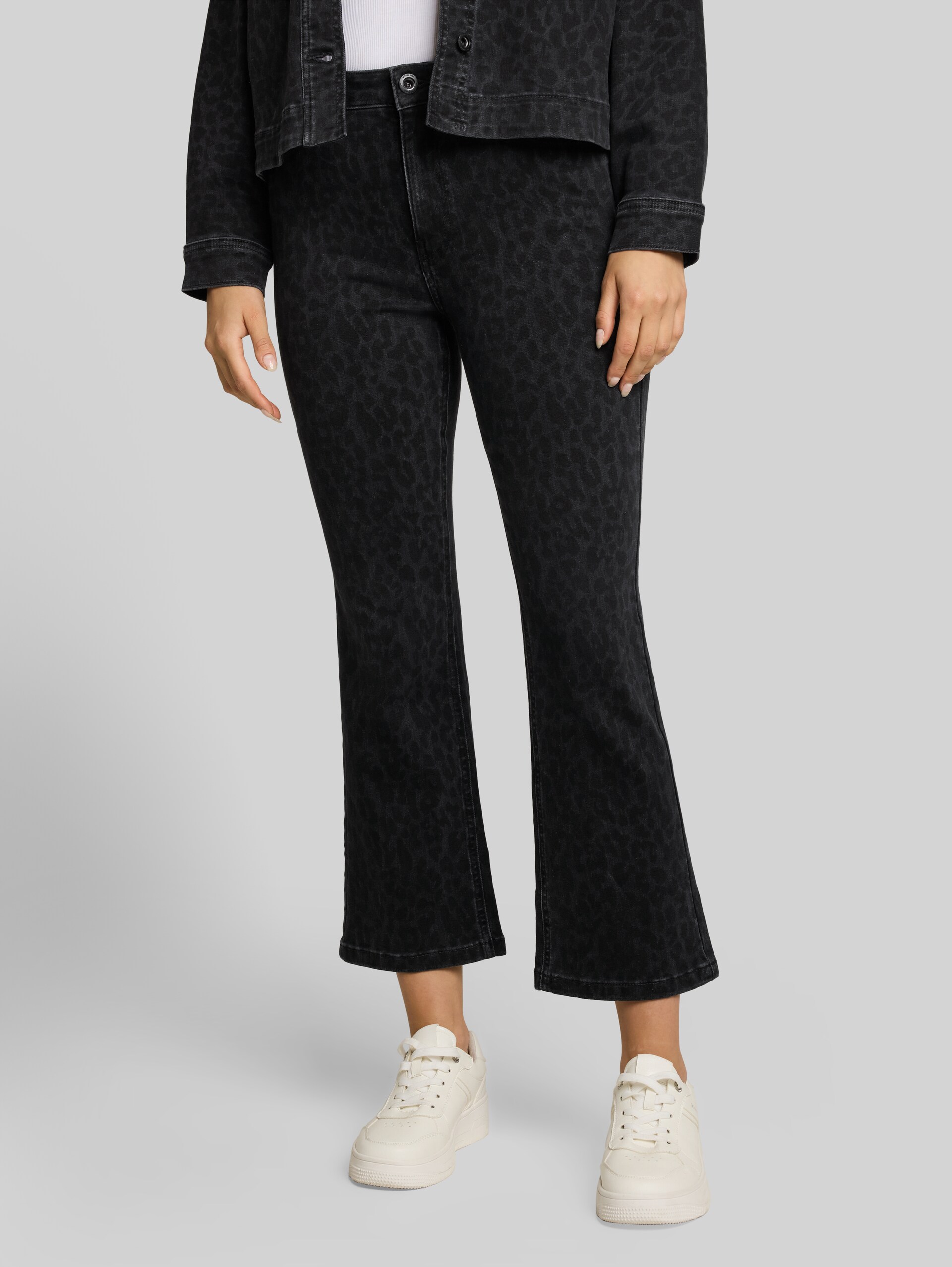 TTROMY FLARE Jeans - leo denim allover - Ausschnitt Model-Vorderansicht