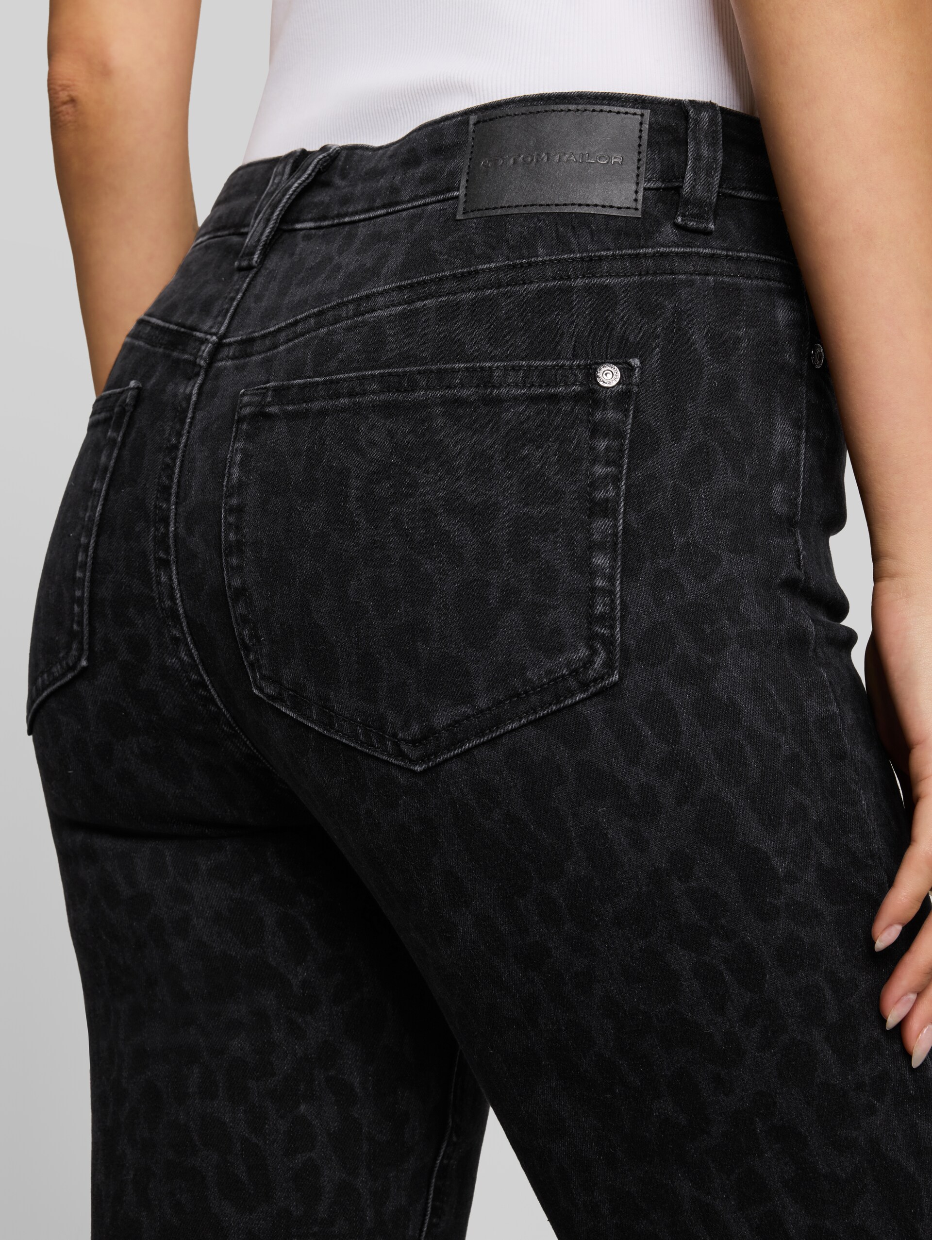 TTROMY FLARE Jeans - leo denim allover - Detail-Model-Ansicht