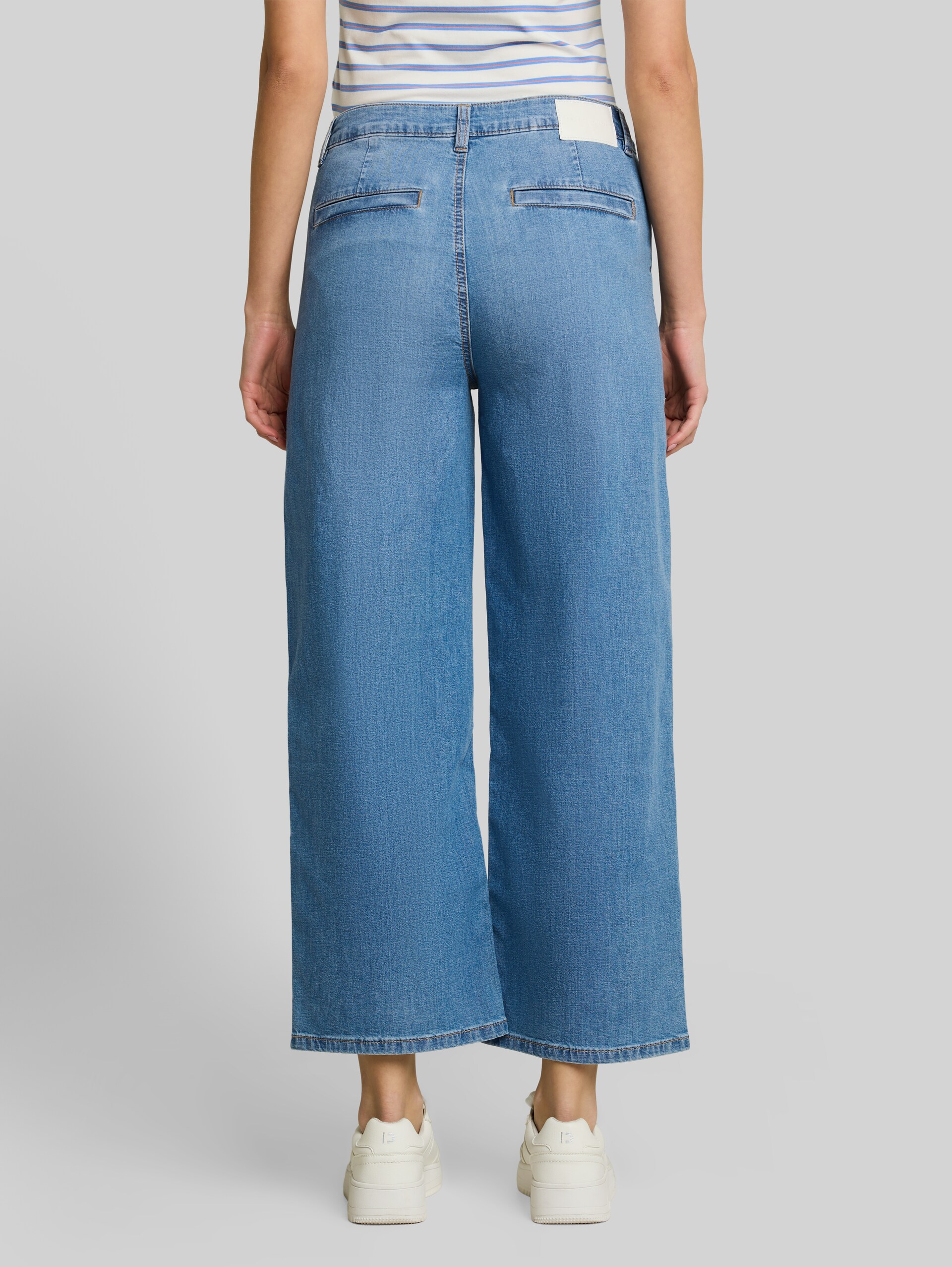 TTNELMA CULOTTE Jeans mit Knopfleiste - Clean Light Stone Blue Denim - Auschnitt Model-Rückansicht