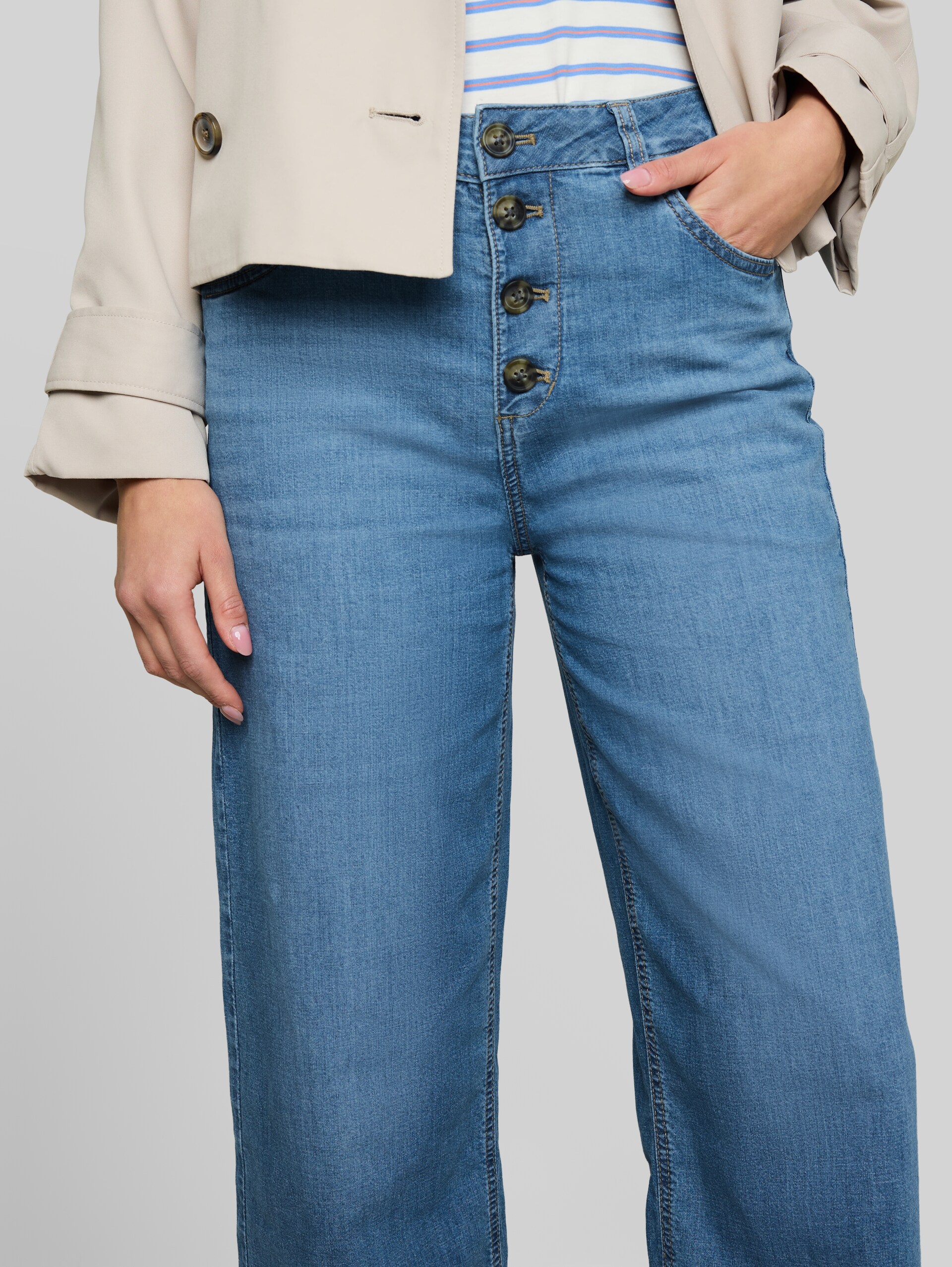 TTNELMA CULOTTE Jeans mit Knopfleiste - Clean Light Stone Blue Denim - Detail-Model-Ansicht