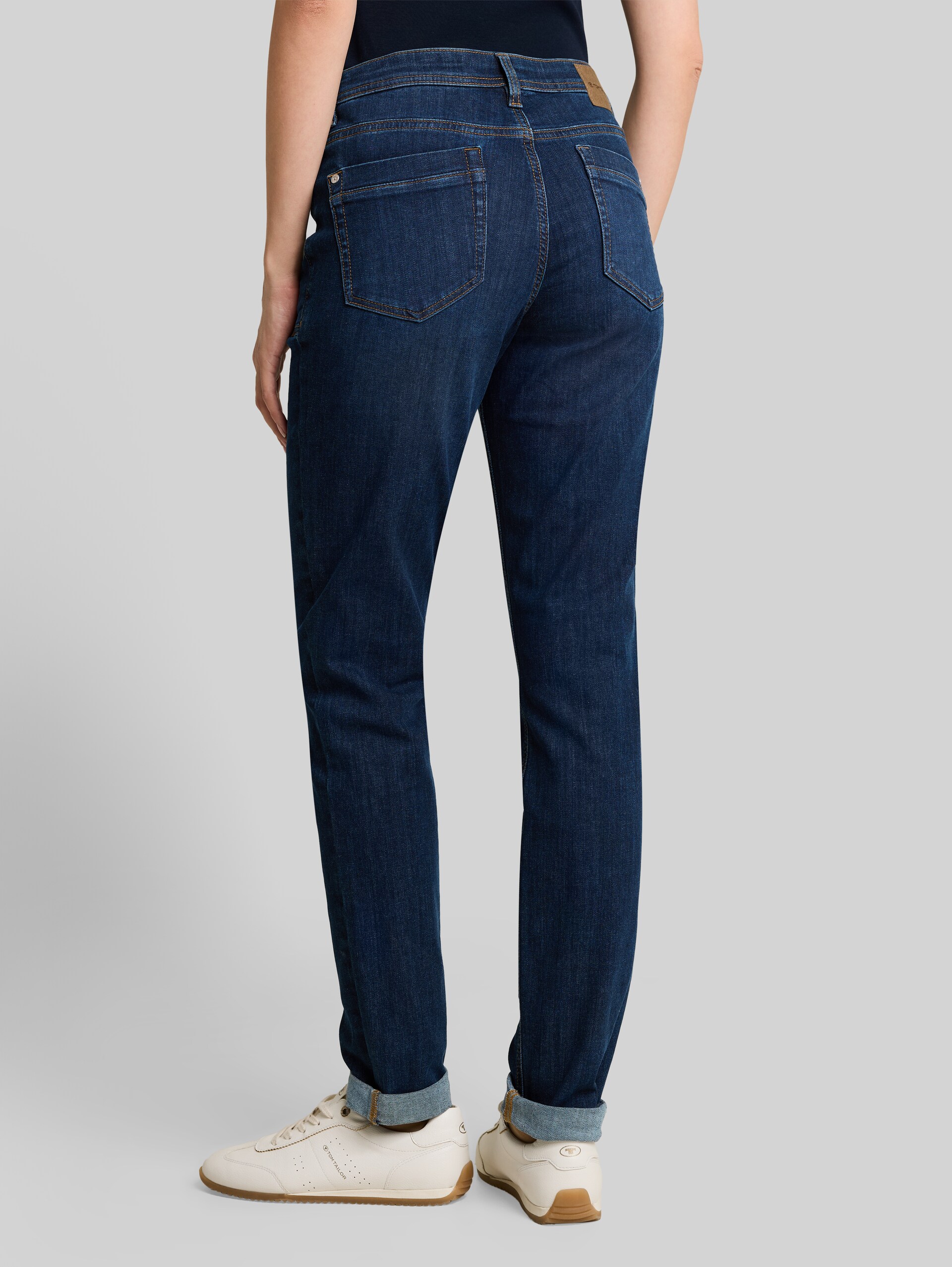 TTMAYA TAPERED Jeans - Clean Dark Stone Blue Denim - Auschnitt Model-Rückansicht